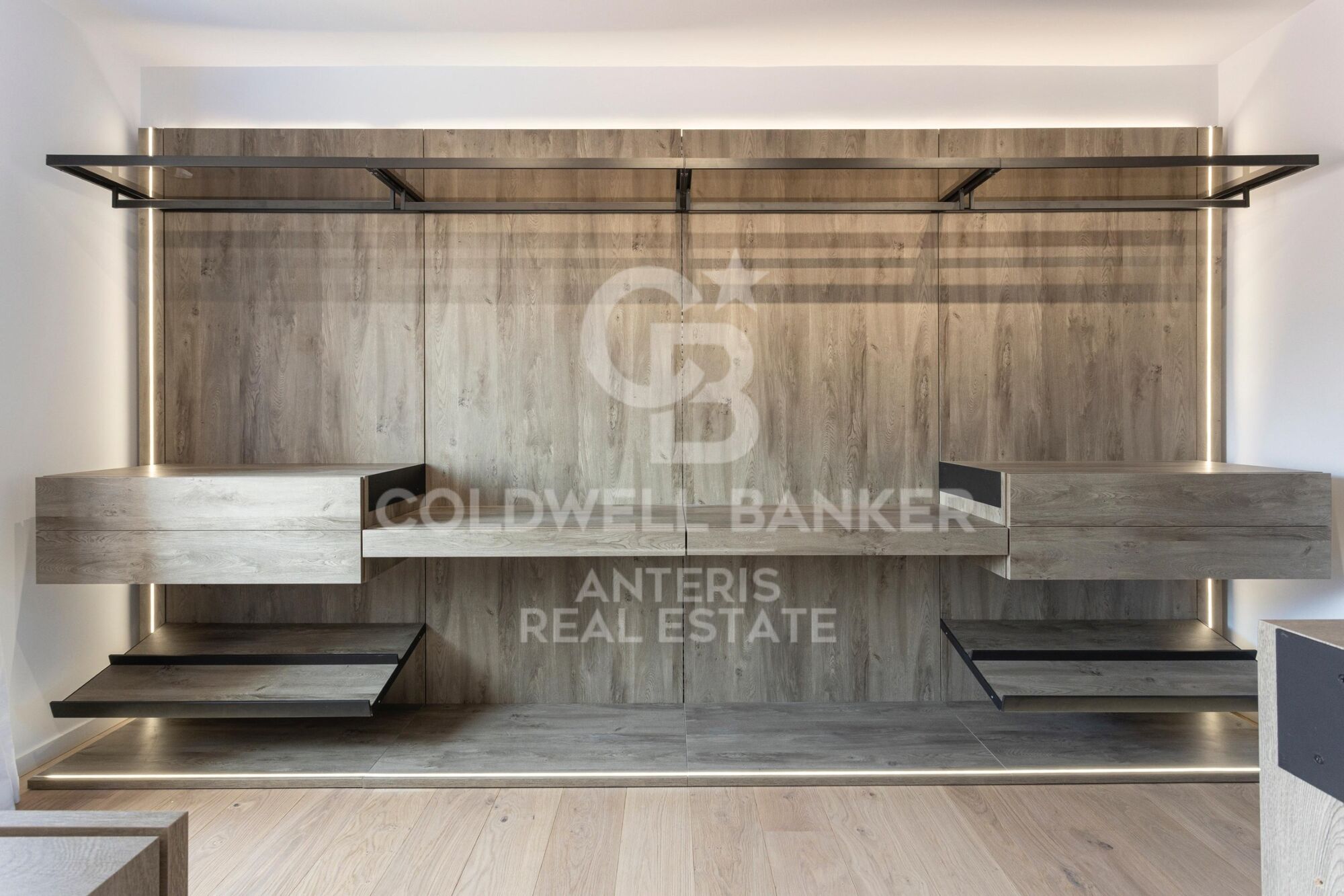 Corner penthouse with terrace, refurbished and furnished on the prestigious Calle Girona