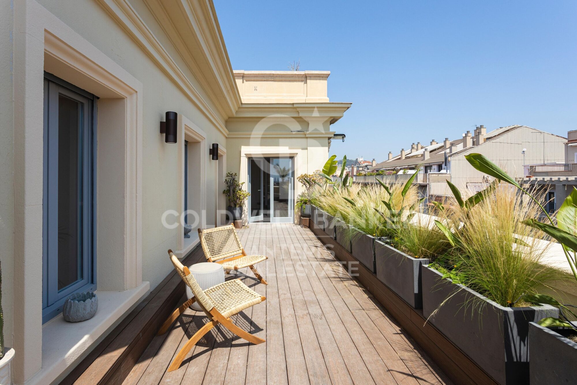 Corner penthouse with terrace, refurbished and furnished on the prestigious Calle Girona