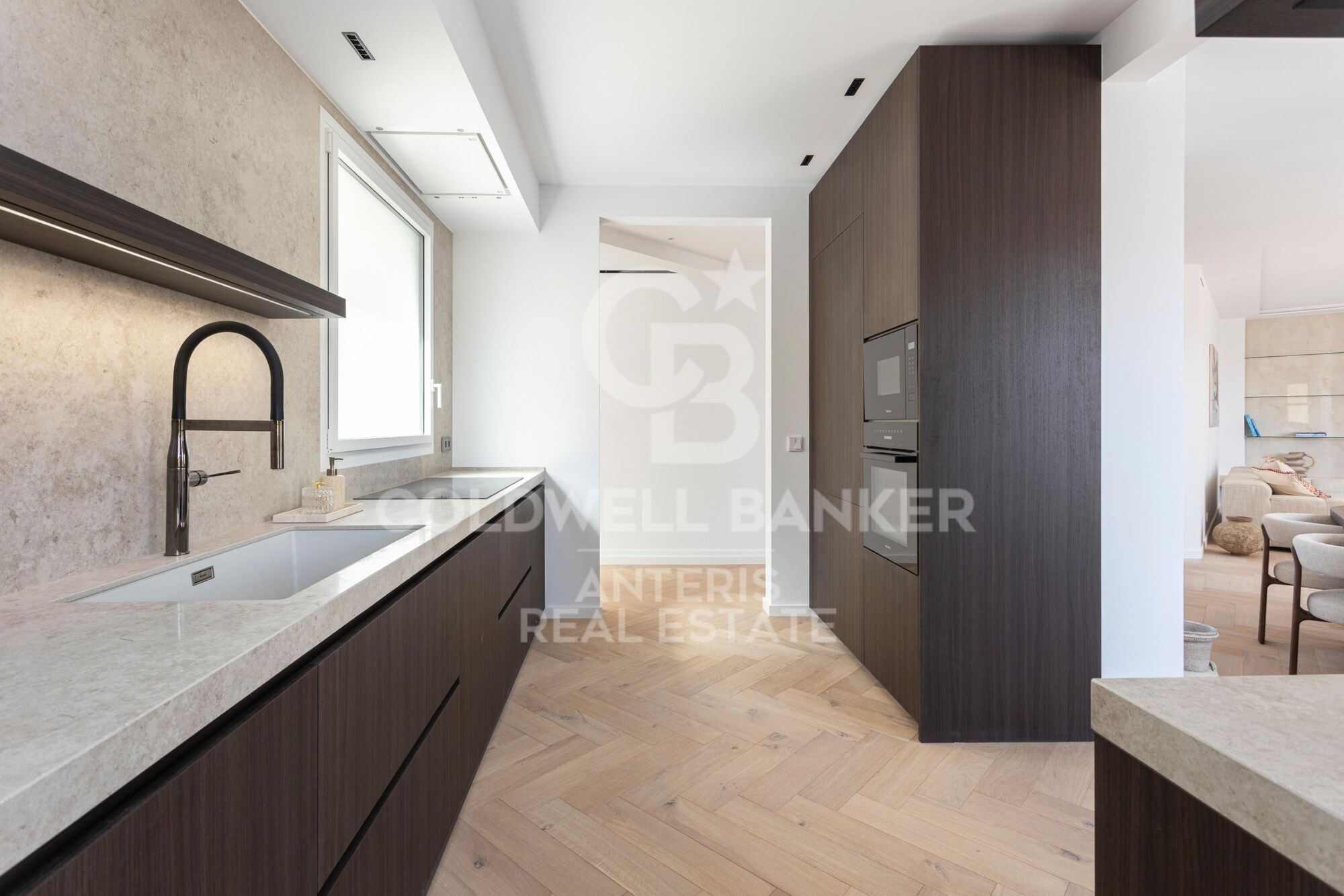 Corner penthouse with terrace, refurbished and furnished on the prestigious Calle Girona