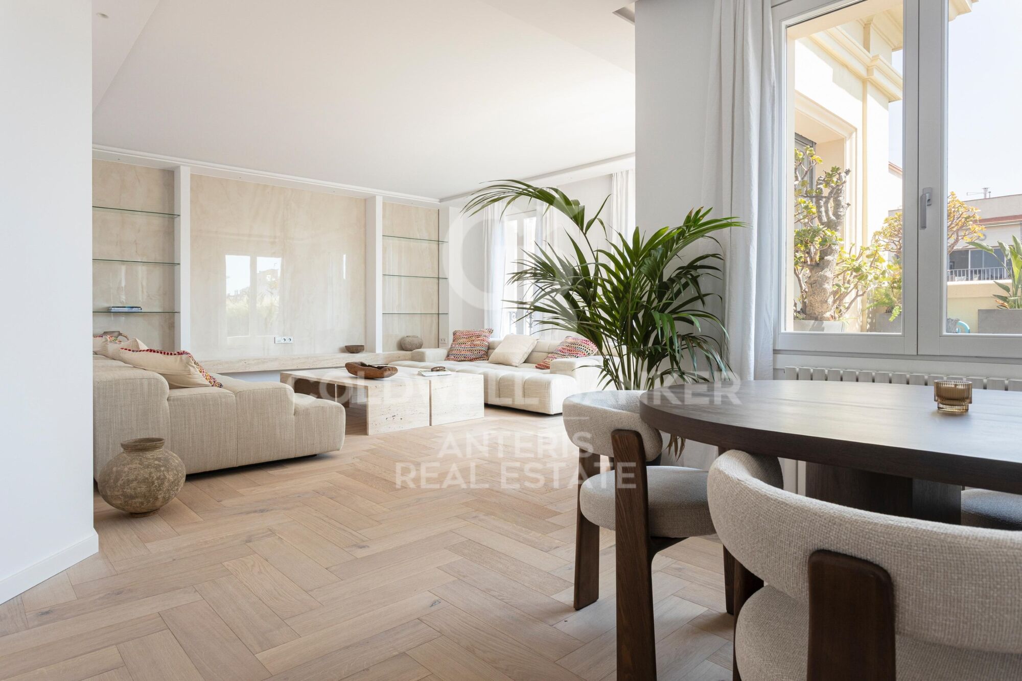 Corner penthouse with terrace, refurbished and furnished on the prestigious Calle Girona