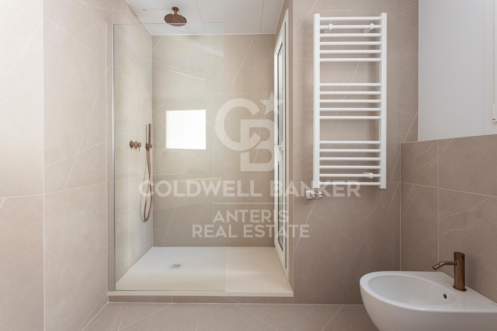 Corner penthouse with terrace, refurbished and furnished on the prestigious Calle Girona