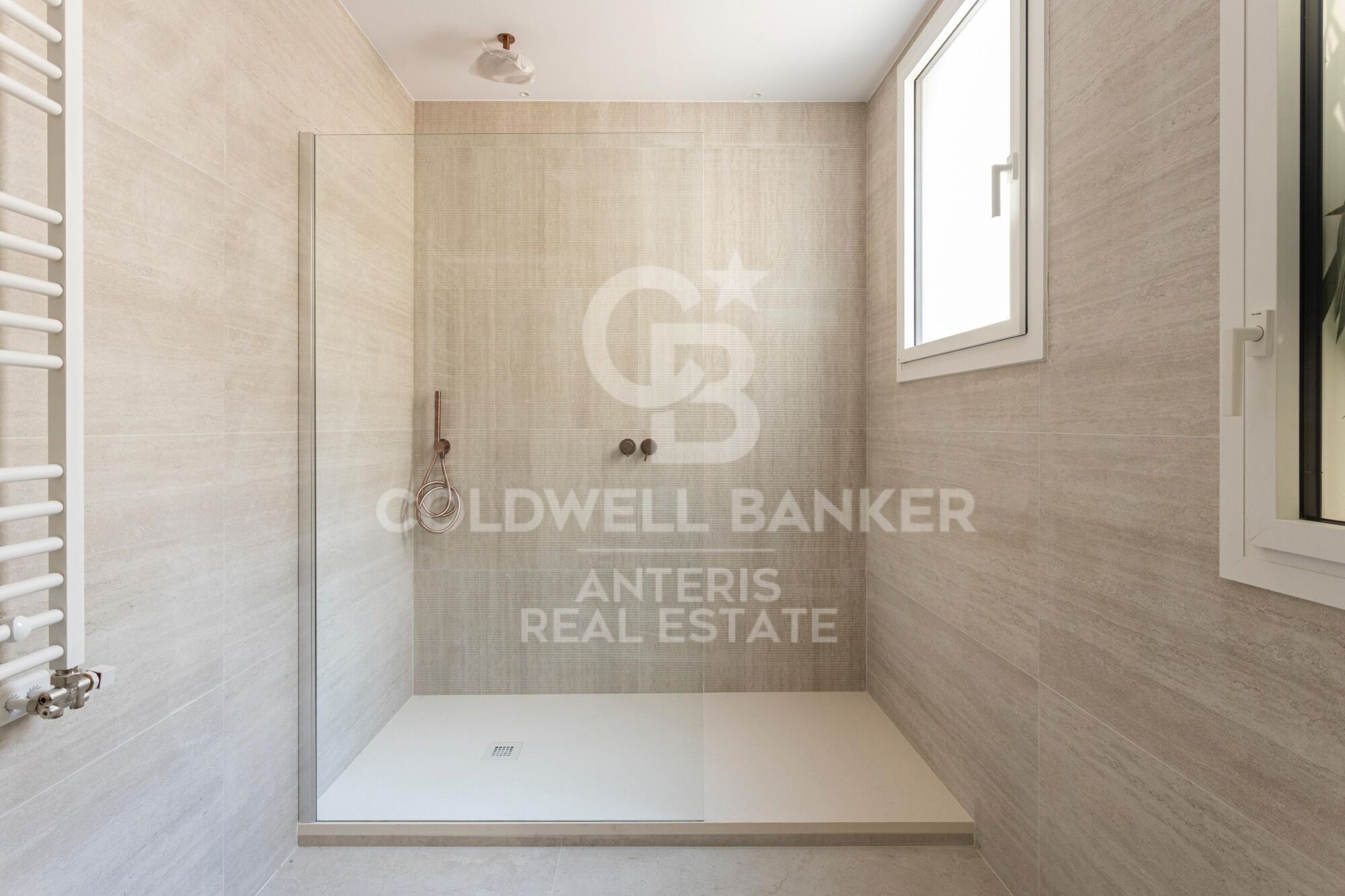 Corner penthouse with terrace, refurbished and furnished on the prestigious Calle Girona