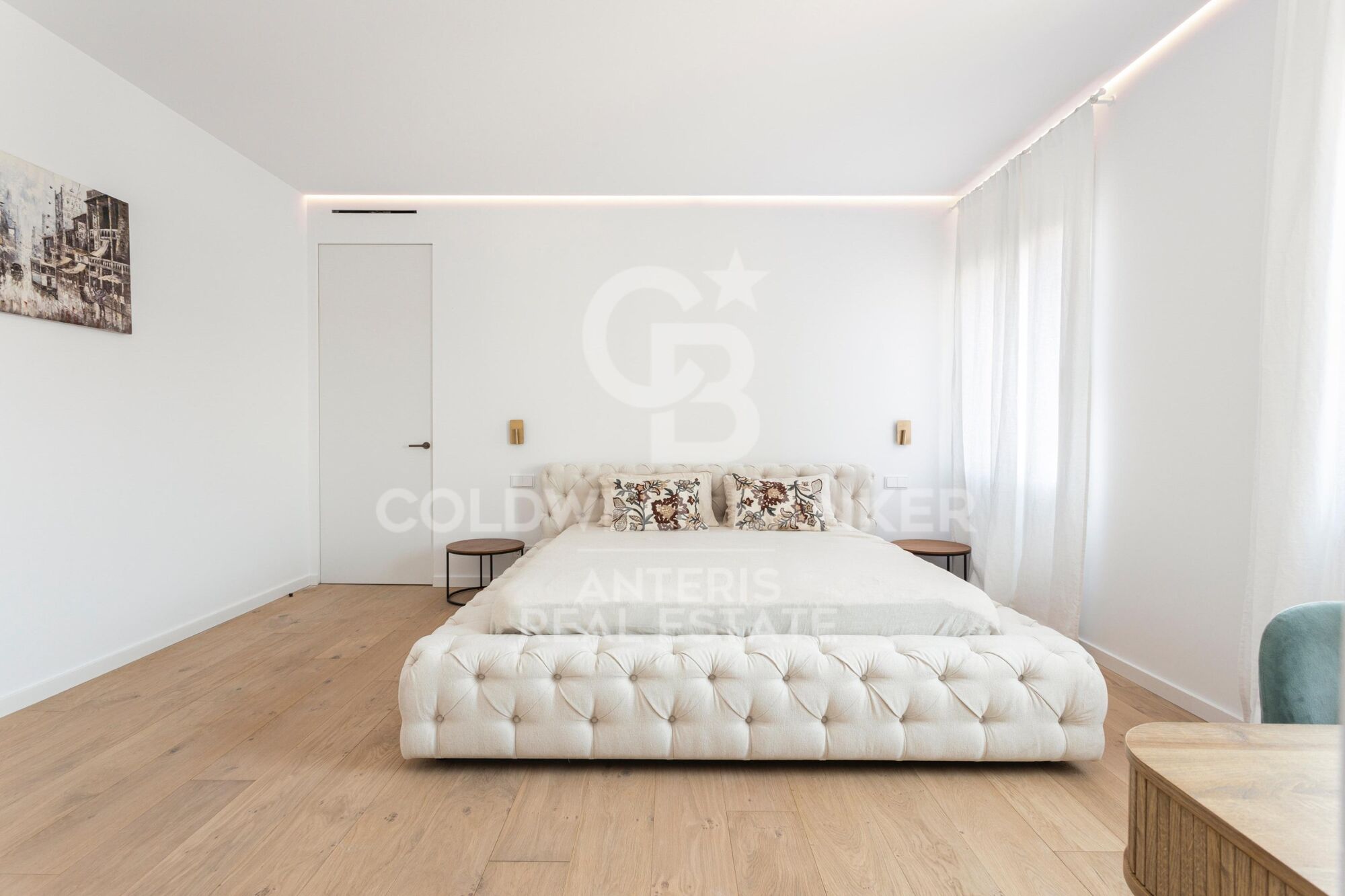 Corner penthouse with terrace, refurbished and furnished on the prestigious Calle Girona