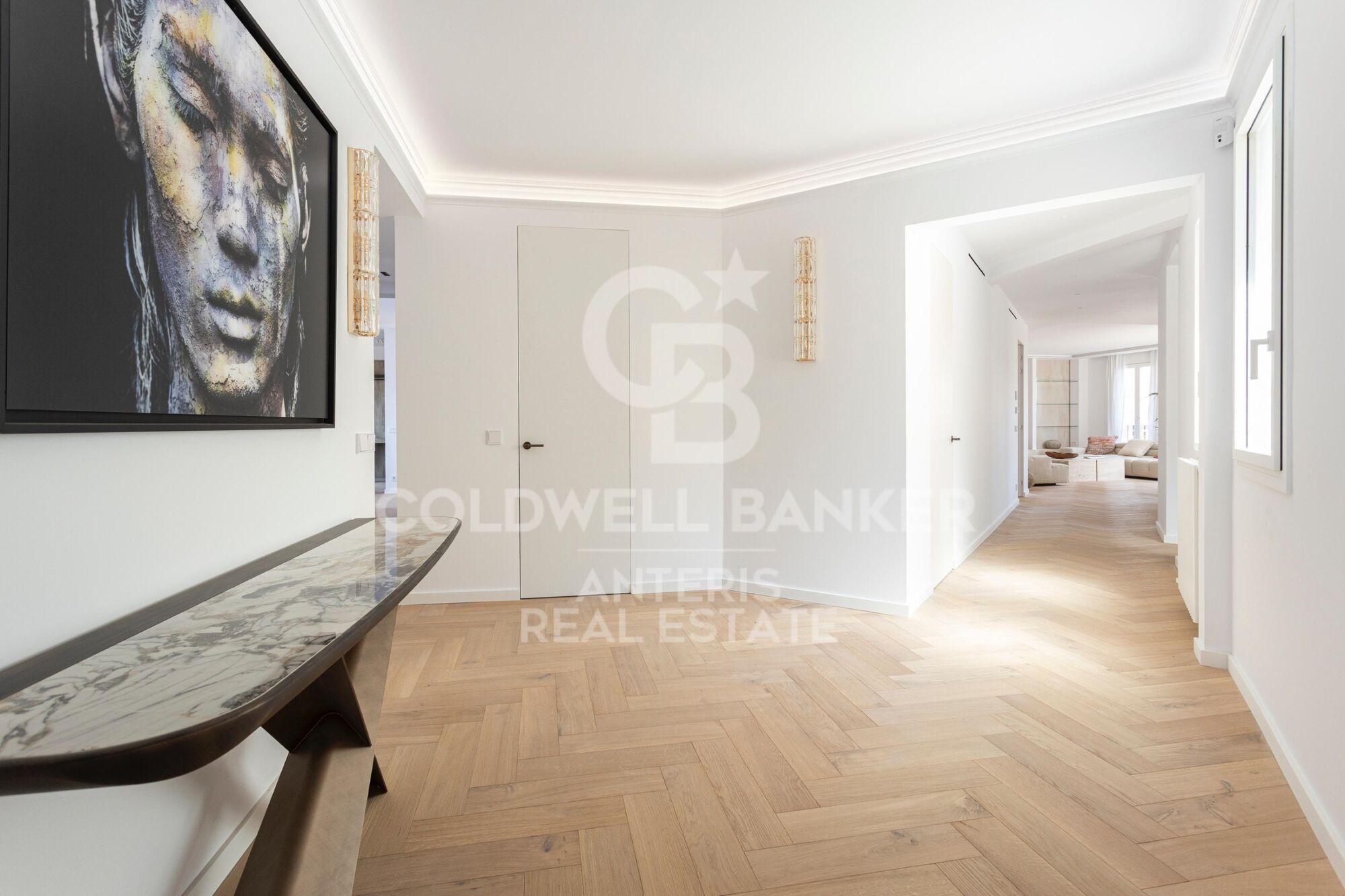 Corner penthouse with terrace, refurbished and furnished on the prestigious Calle Girona