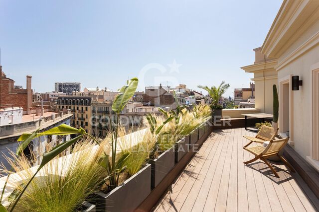 Corner penthouse with terrace, refurbished and furnished on the prestigious Calle Girona