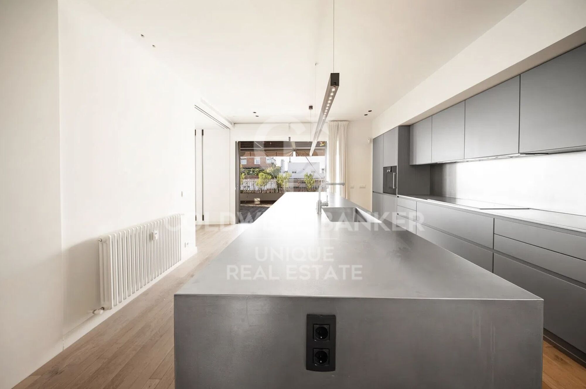 Ático reformado de 4 habitaciones, terraza y garaje en el barrio de Salamanca