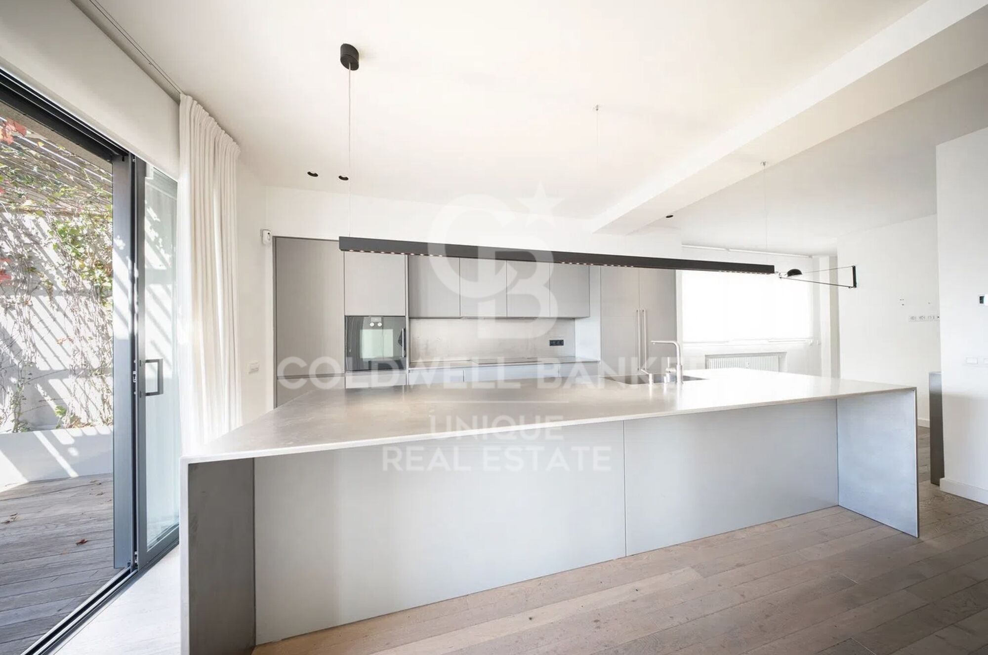 Ático reformado de 4 habitaciones, terraza y garaje en el barrio de Salamanca