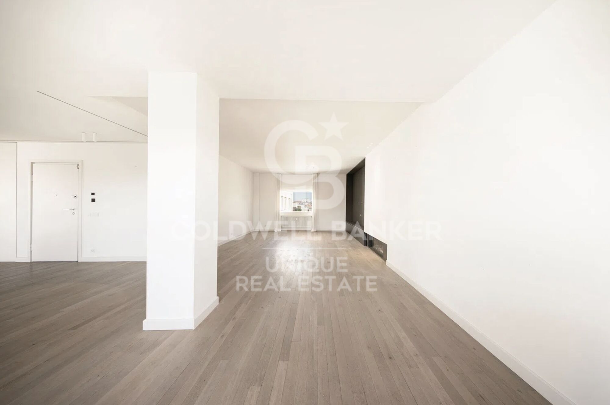 Ático reformado de 4 habitaciones, terraza y garaje en el barrio de Salamanca