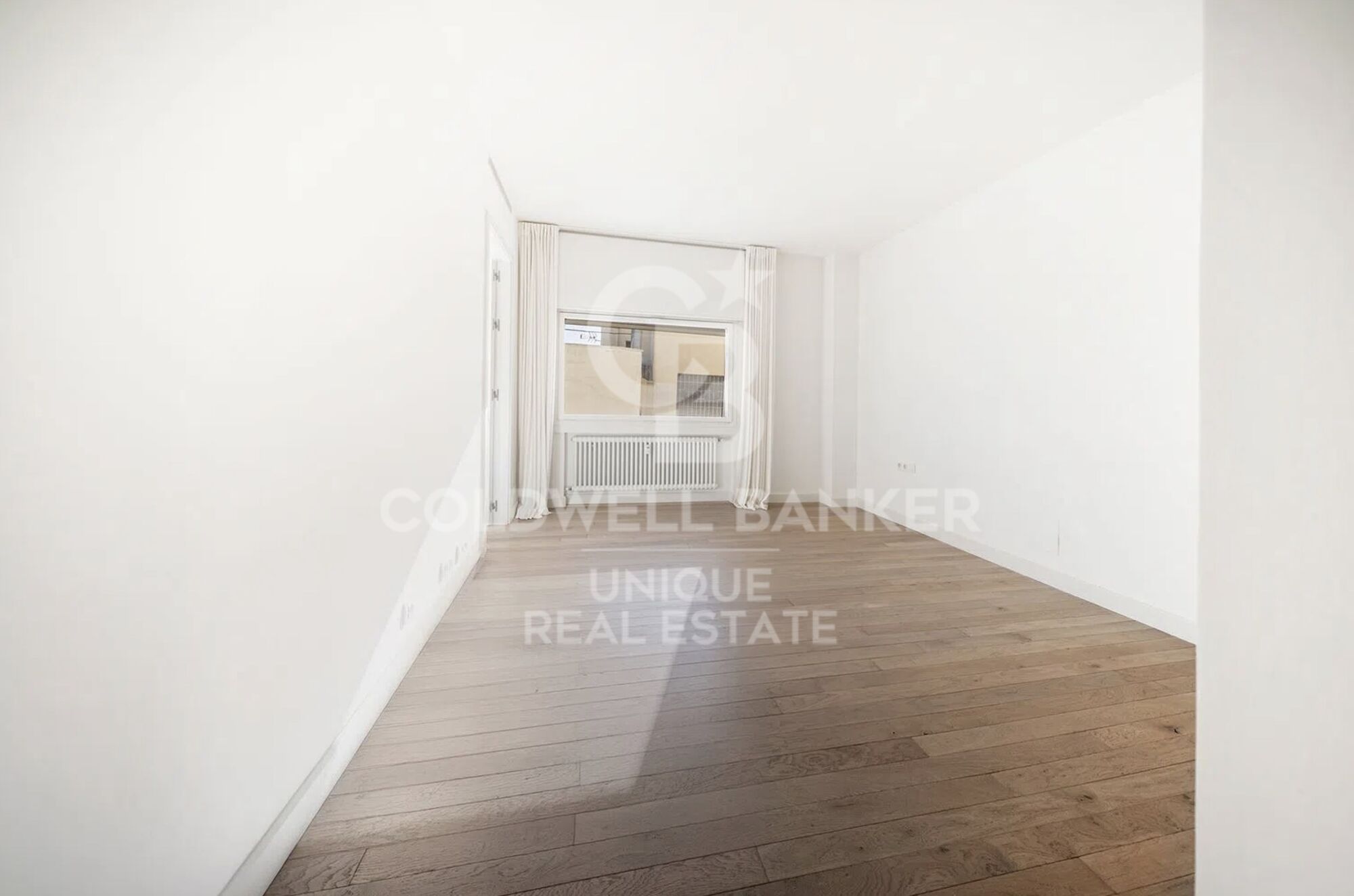 Ático reformado de 4 habitaciones, terraza y garaje en el barrio de Salamanca