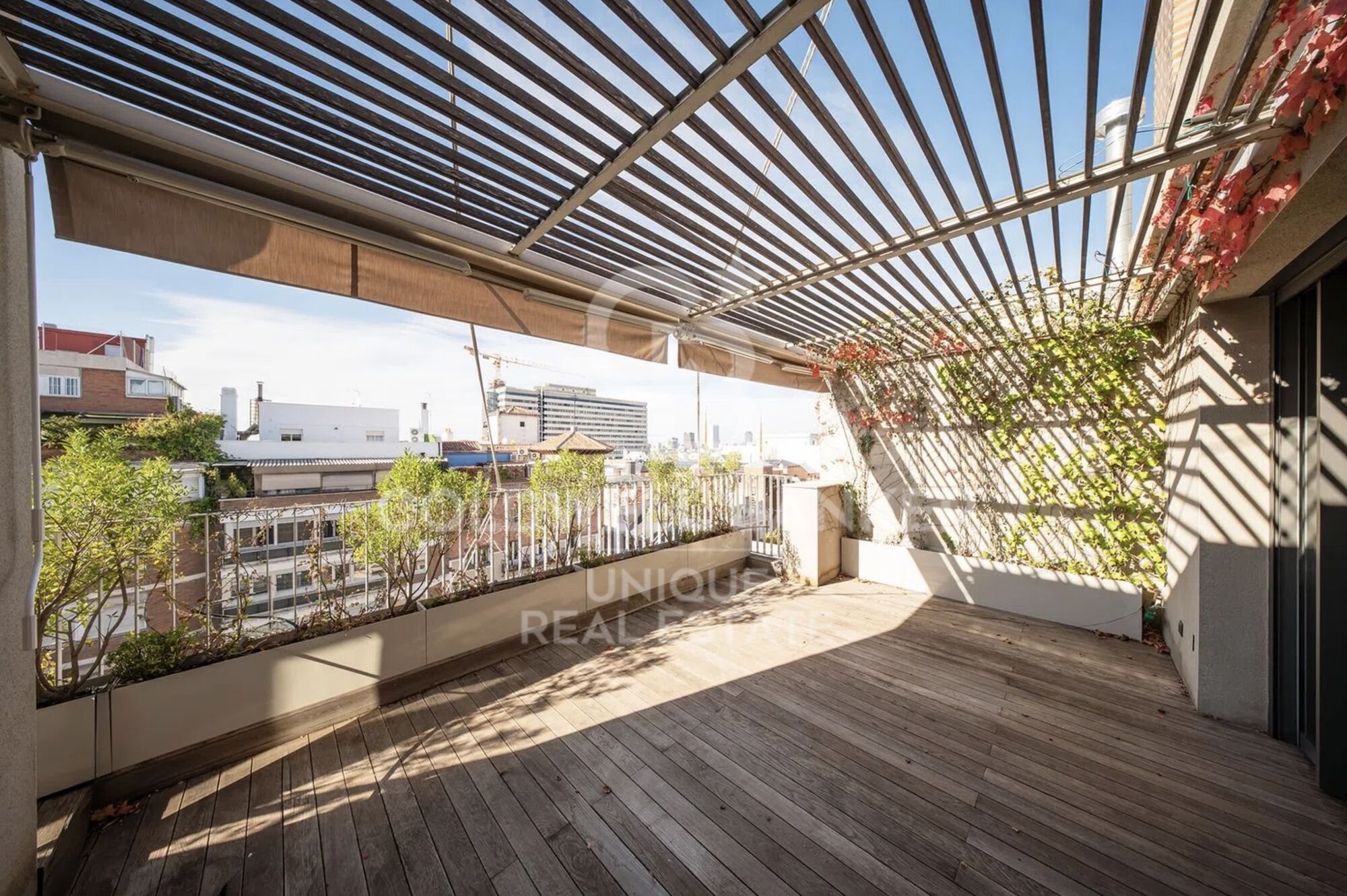 Ático reformado de 4 habitaciones, terraza y garaje en el barrio de Salamanca