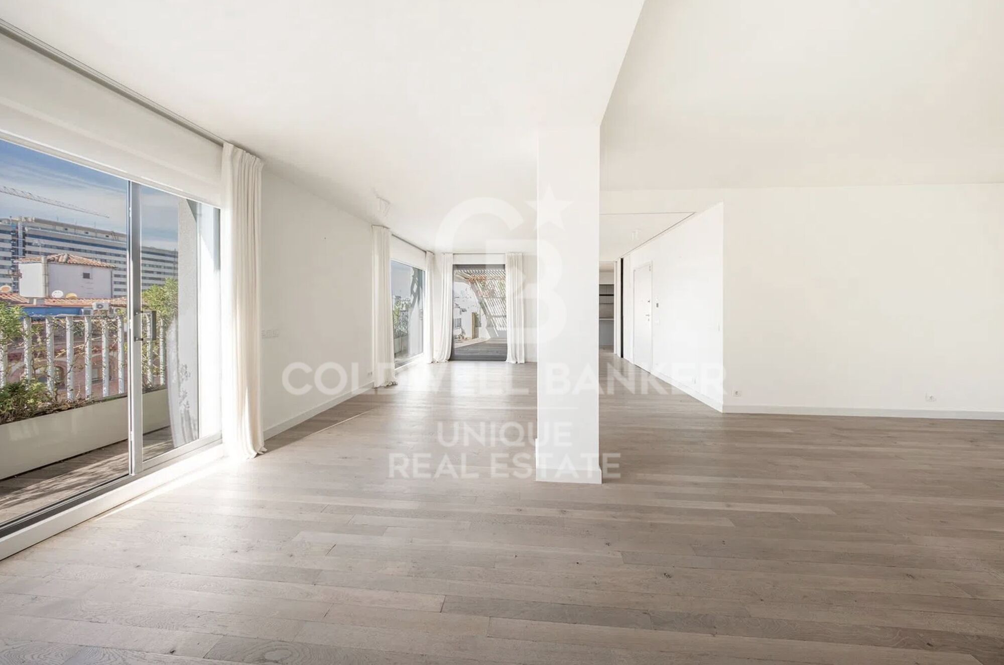 Ático reformado de 4 habitaciones, terraza y garaje en el barrio de Salamanca