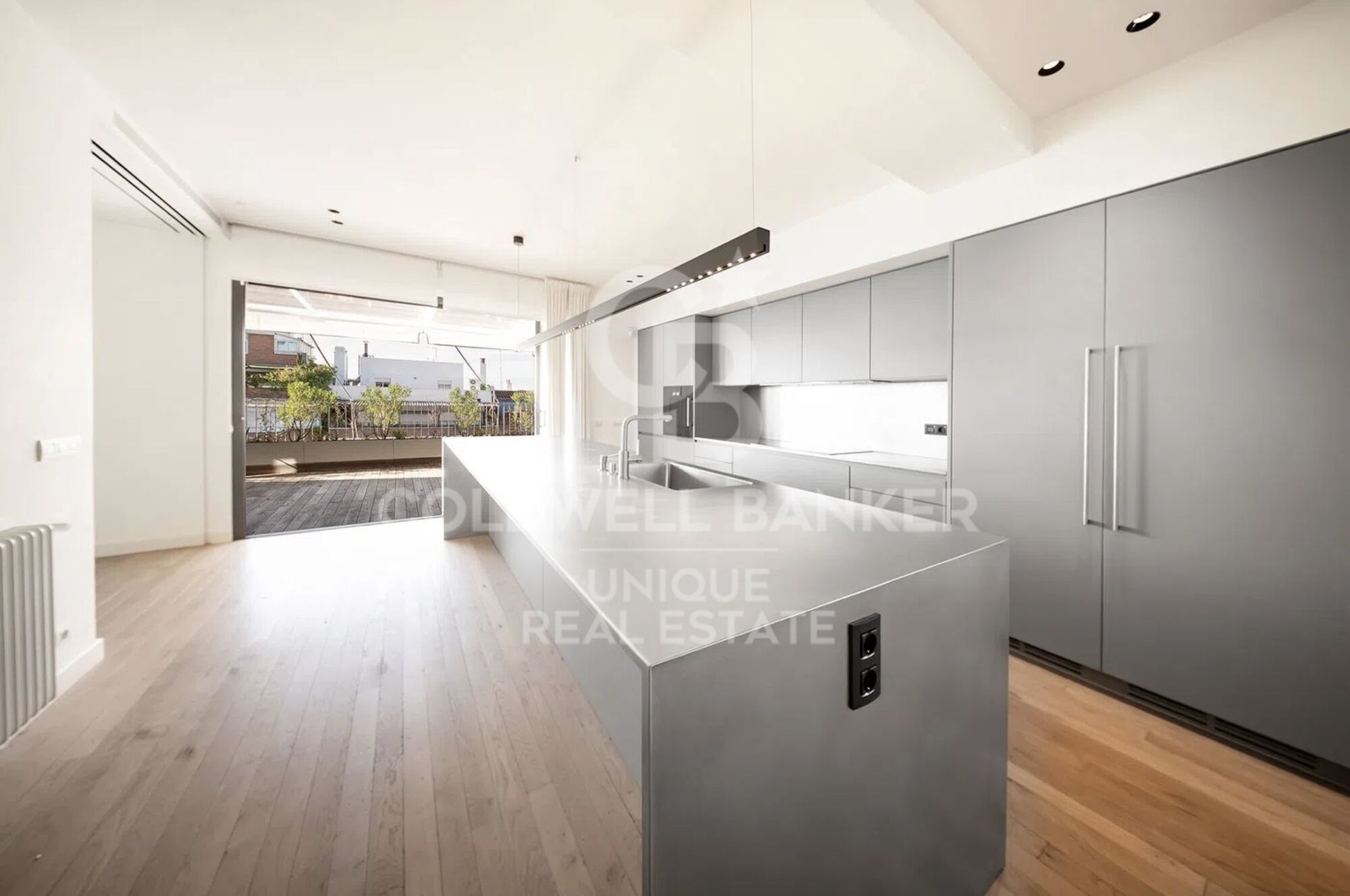 Ático reformado de 4 habitaciones, terraza y garaje en el barrio de Salamanca