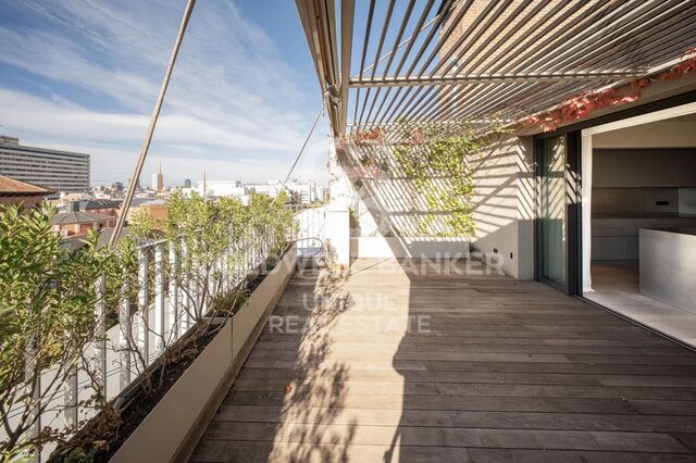 Ático reformado de 4 habitaciones, terraza y garaje en el barrio de Salamanca