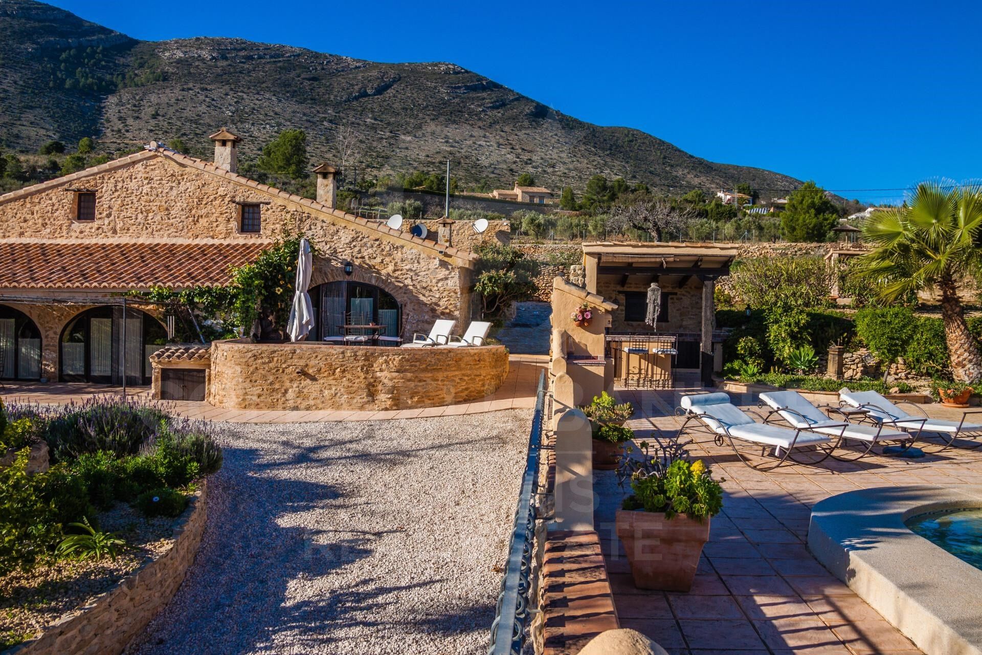 Exclusive historic finca with Mediterranean soul, sea views and tourist potential in Benissa