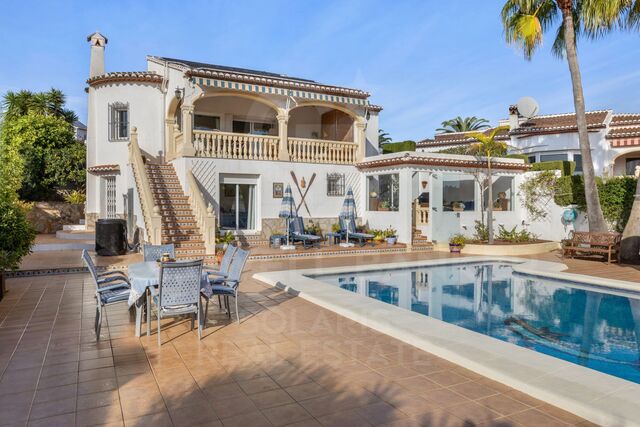 Villa panorámica de 4 habitaciones con piscina climatizada, amplias terrazas y alojamiento flexible para huéspedes