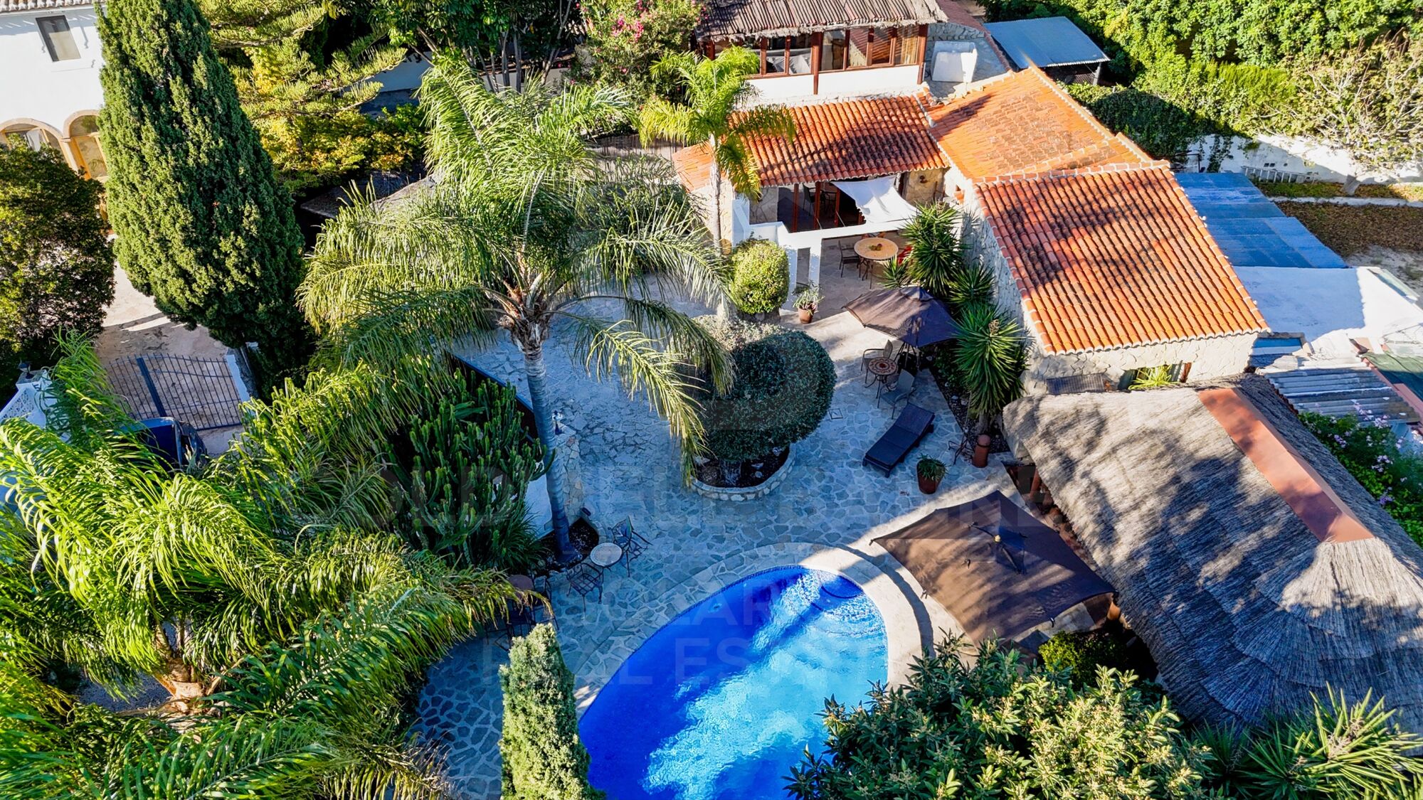 Finca completamente renovada con casa de invitados, piscina y ambiente balinés cerca del casco antiguo de Jávea