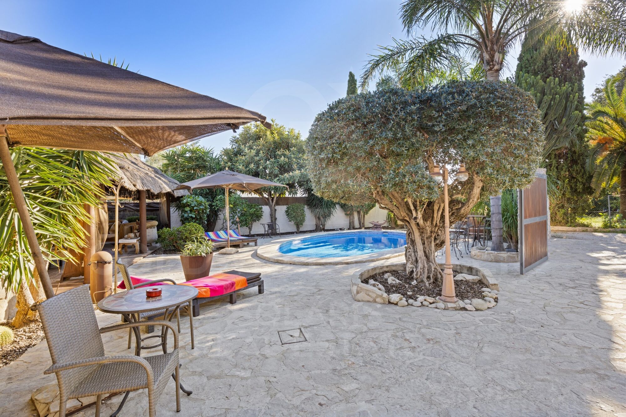 Finca completamente renovada con casa de invitados, piscina y ambiente balinés cerca del casco antiguo de Jávea