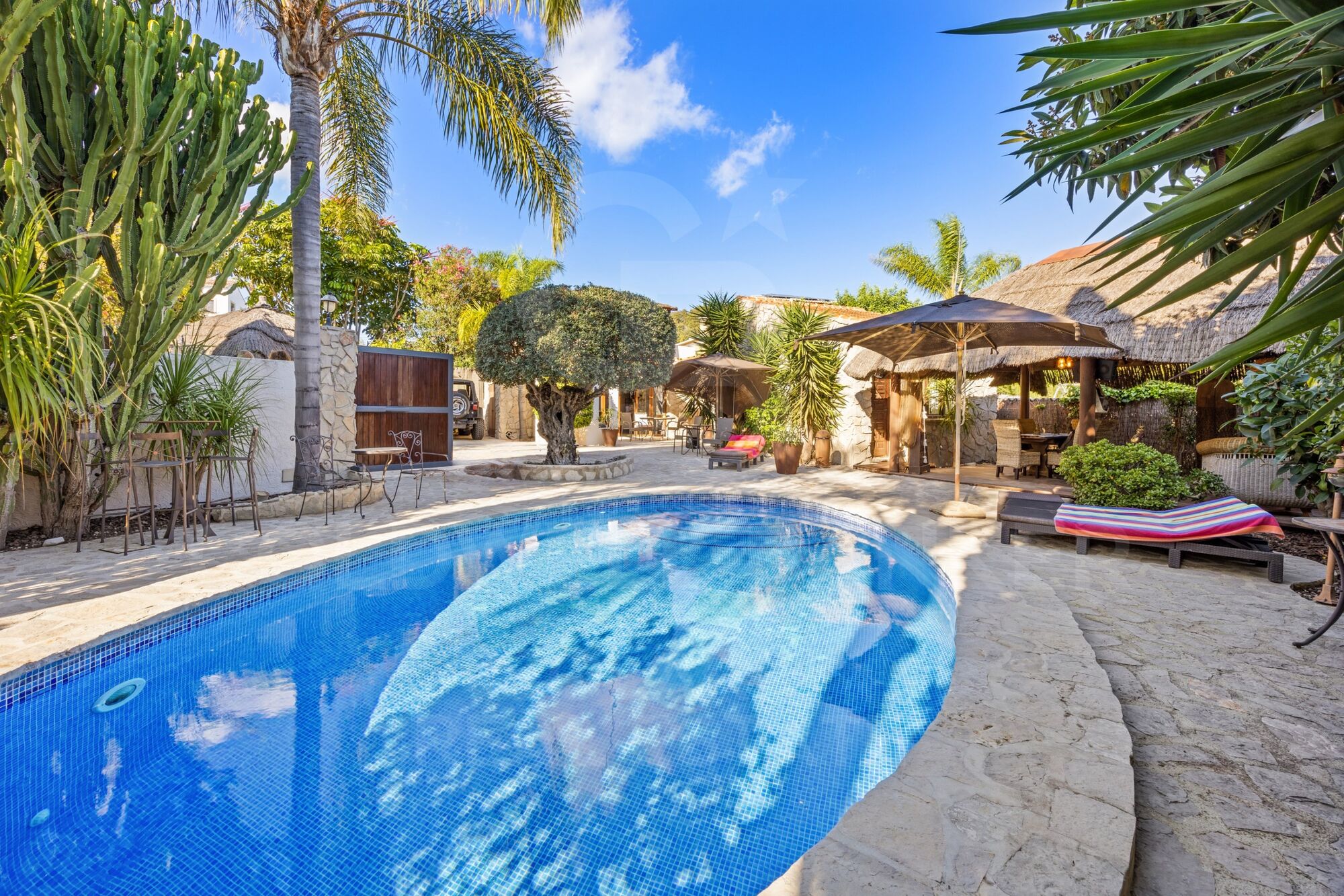 Finca completamente renovada con casa de invitados, piscina y ambiente balinés cerca del casco antiguo de Jávea