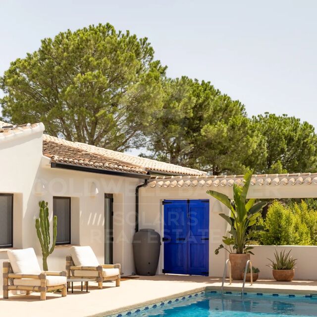 Villa exclusiva de lujo de 5 dormitorios y una sola planta, orientada al sur, con apartamento de invitados, piscina y sistema solar en Jávea