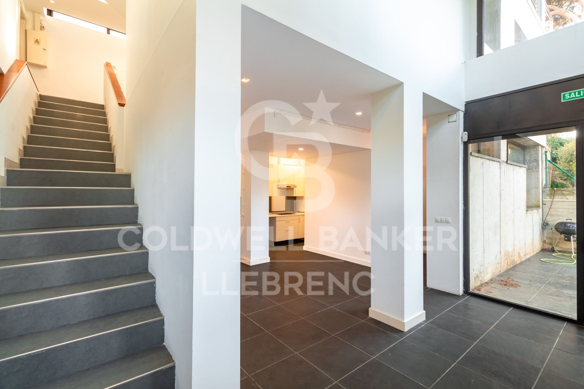 Maravillosa casa de diseño con jardín y piscina en alquiler en Vallvidrera