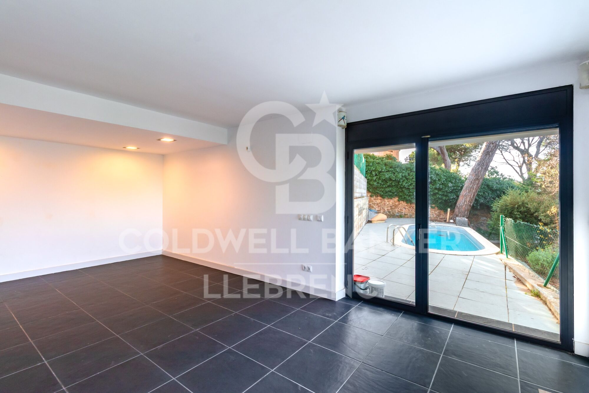 Maravillosa casa de diseño con jardín y piscina en alquiler en Vallvidrera