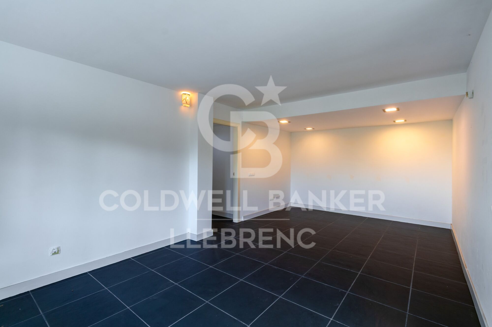 Maravillosa casa de diseño con jardín y piscina en alquiler en Vallvidrera