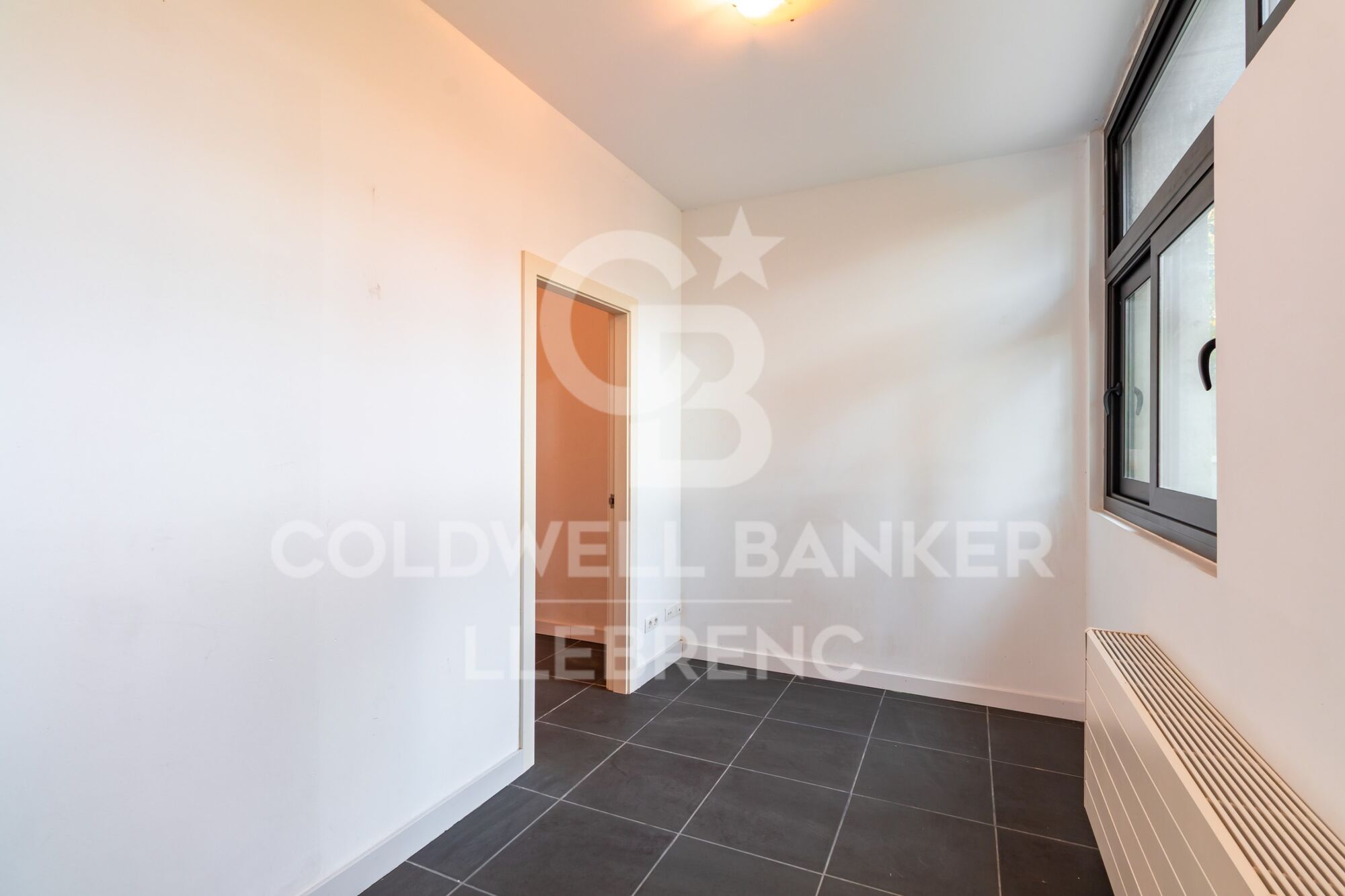 Maravillosa casa de diseño con jardín y piscina en alquiler en Vallvidrera