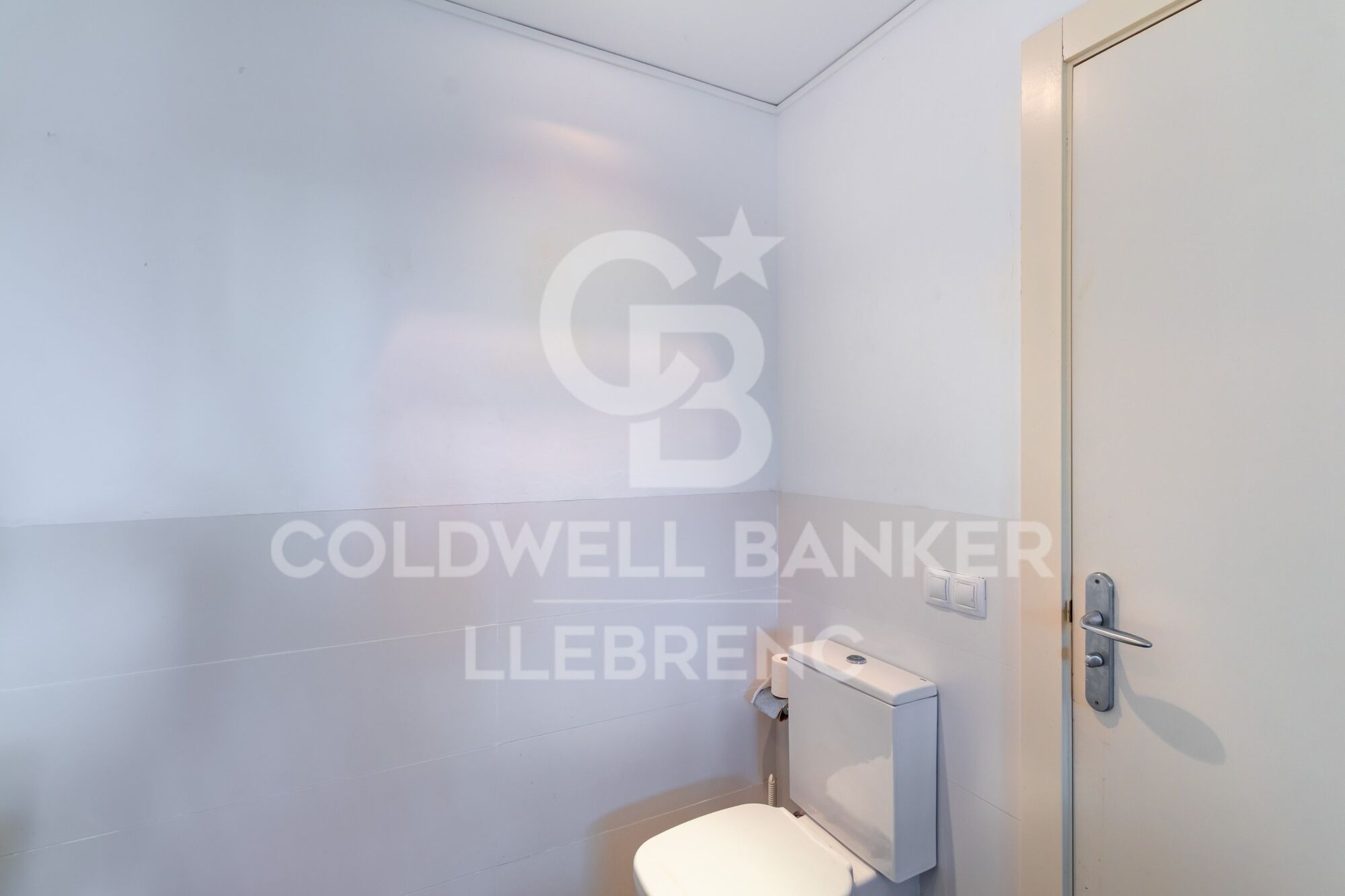 Maravillosa casa de diseño con jardín y piscina en alquiler en Vallvidrera