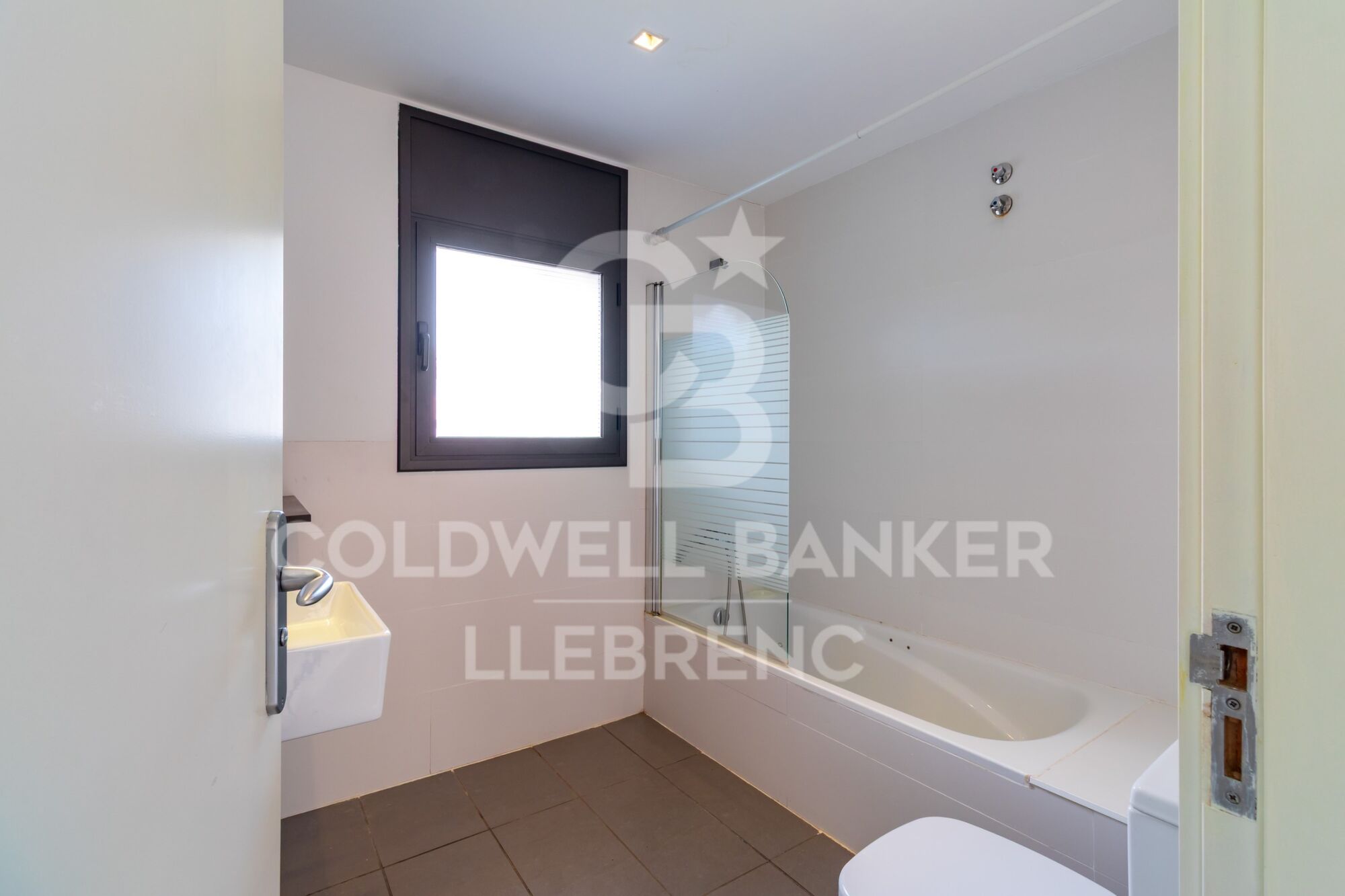 Maravillosa casa de diseño con jardín y piscina en alquiler en Vallvidrera