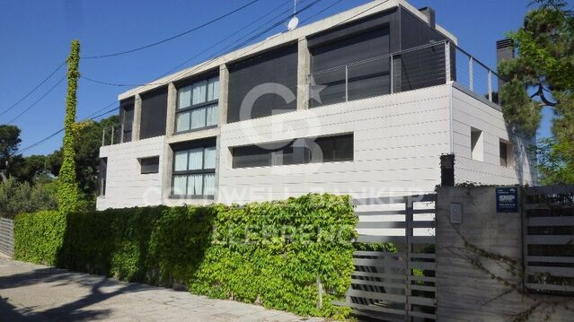 Wonderful Designer House with Garden and Pool for Rent in Vallvidrera