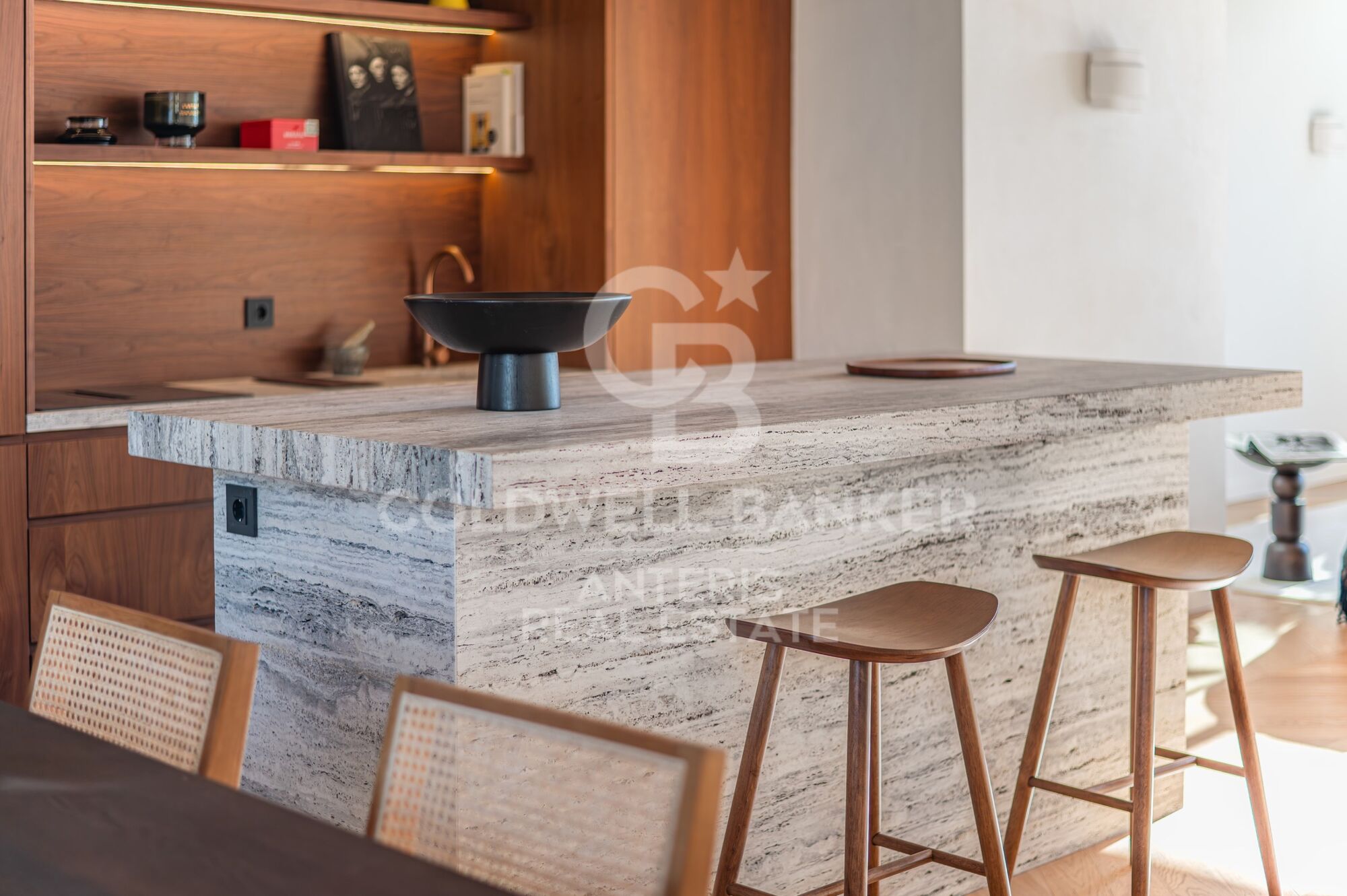 Bright renovated penthouse with terrace