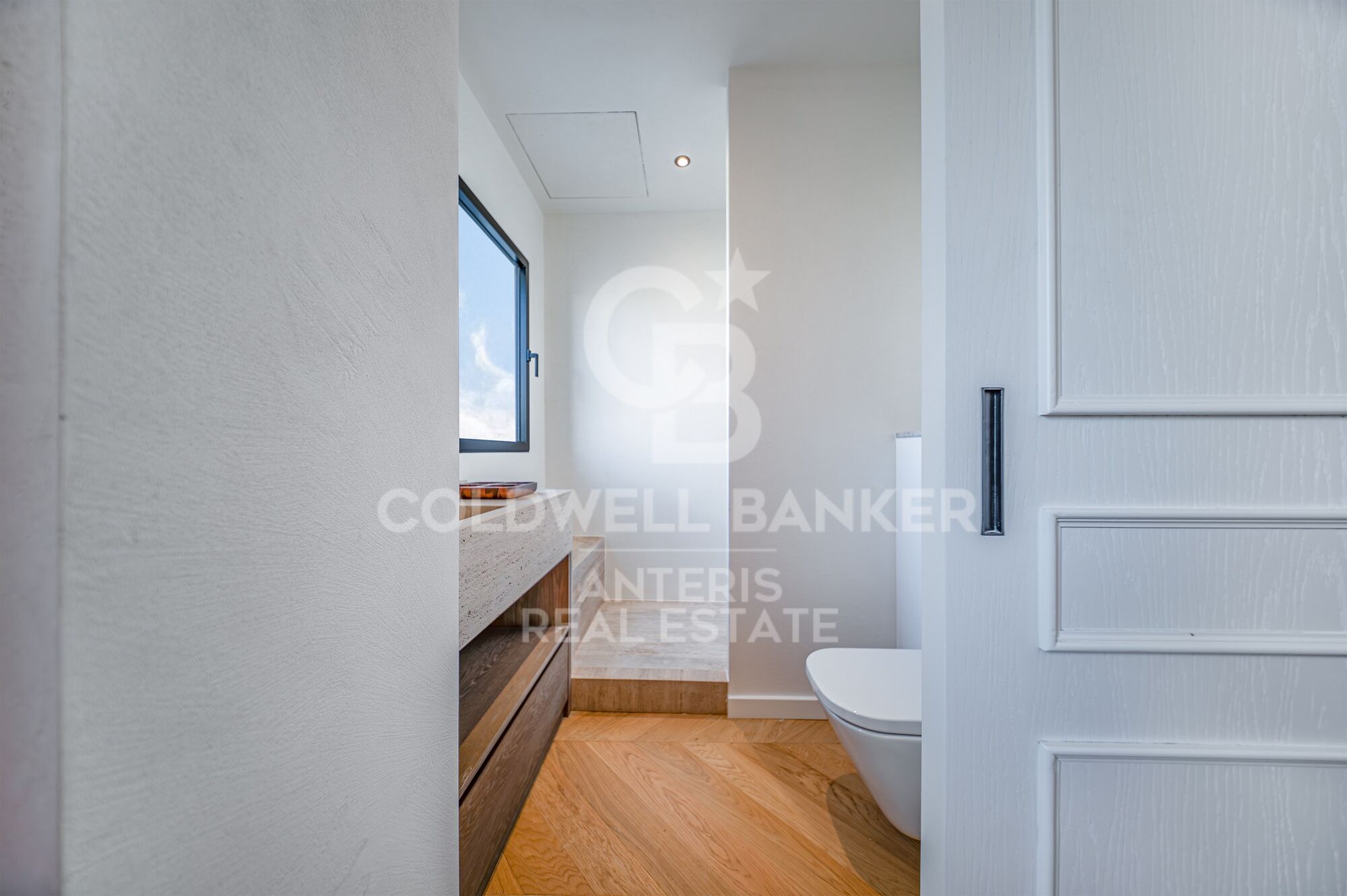 Bright renovated penthouse with terrace and 4 en-suite bedrooms