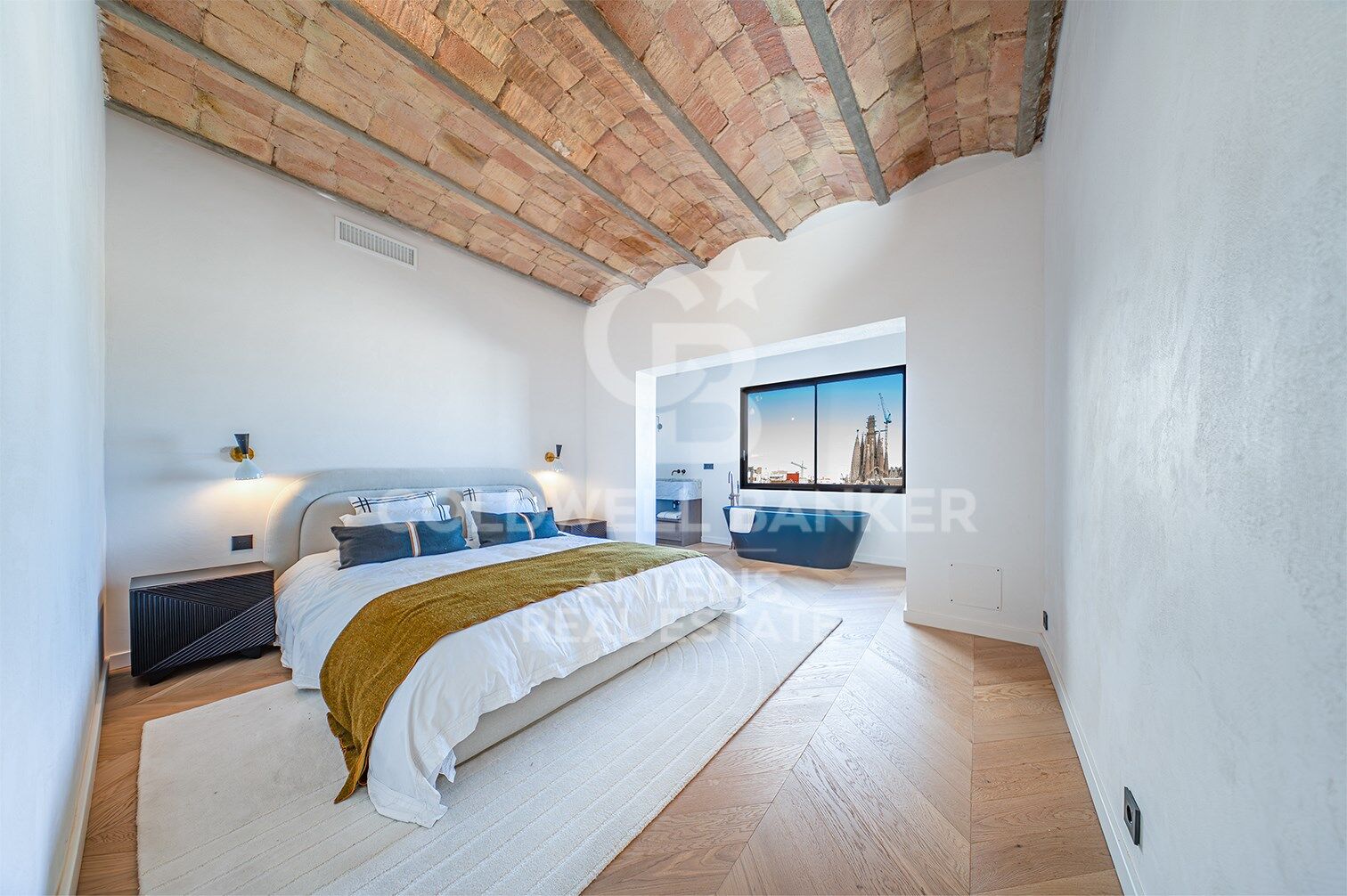 Bright renovated penthouse with terrace and 4 en-suite bedrooms