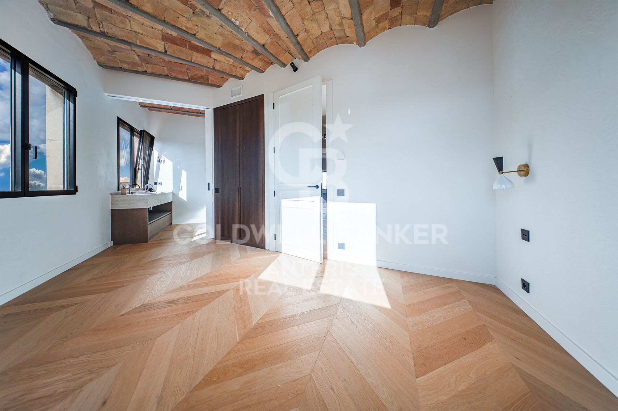 Bright renovated penthouse with terrace and 4 en-suite bedrooms