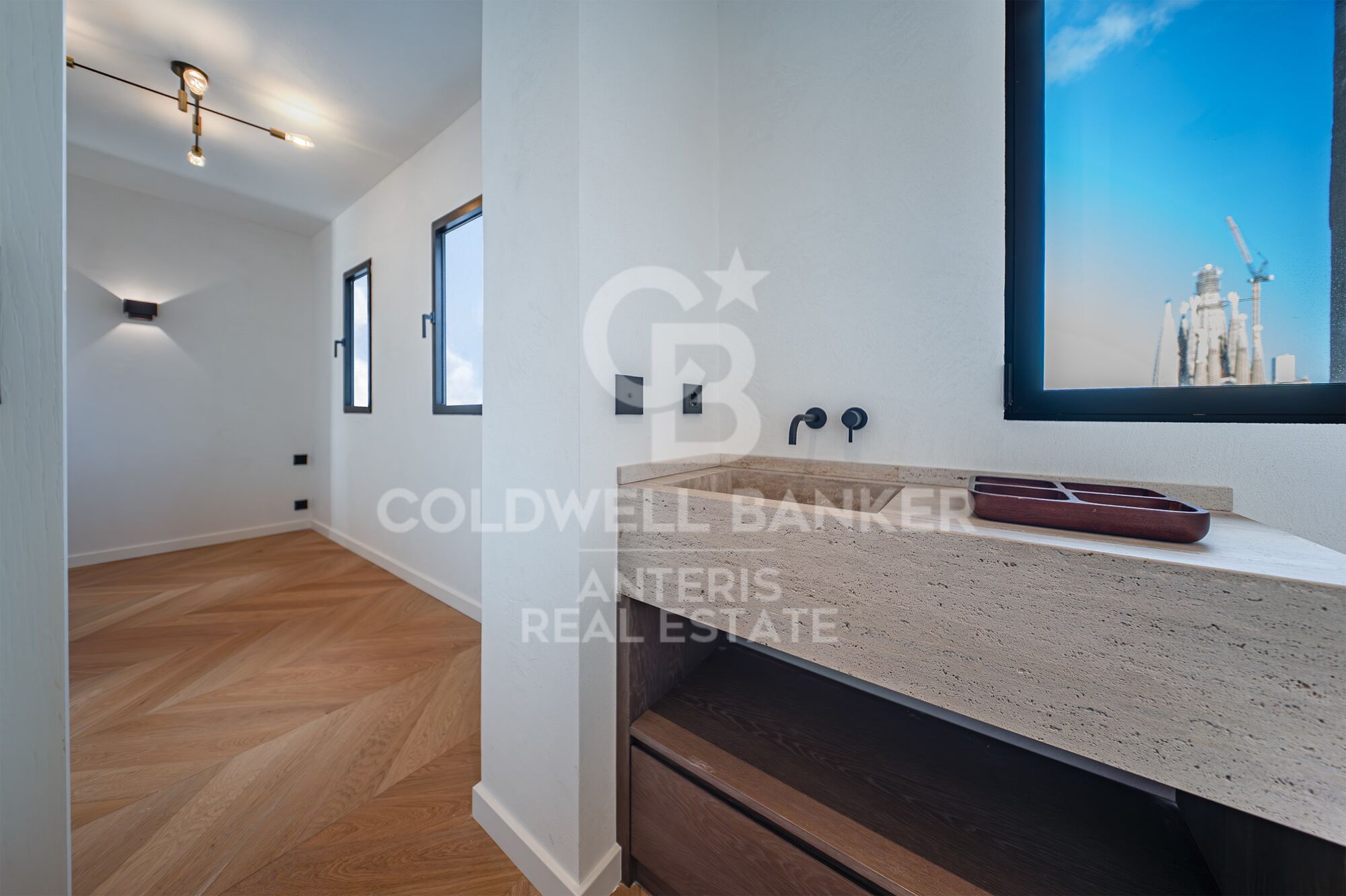 Bright renovated penthouse with terrace and 4 en-suite bedrooms