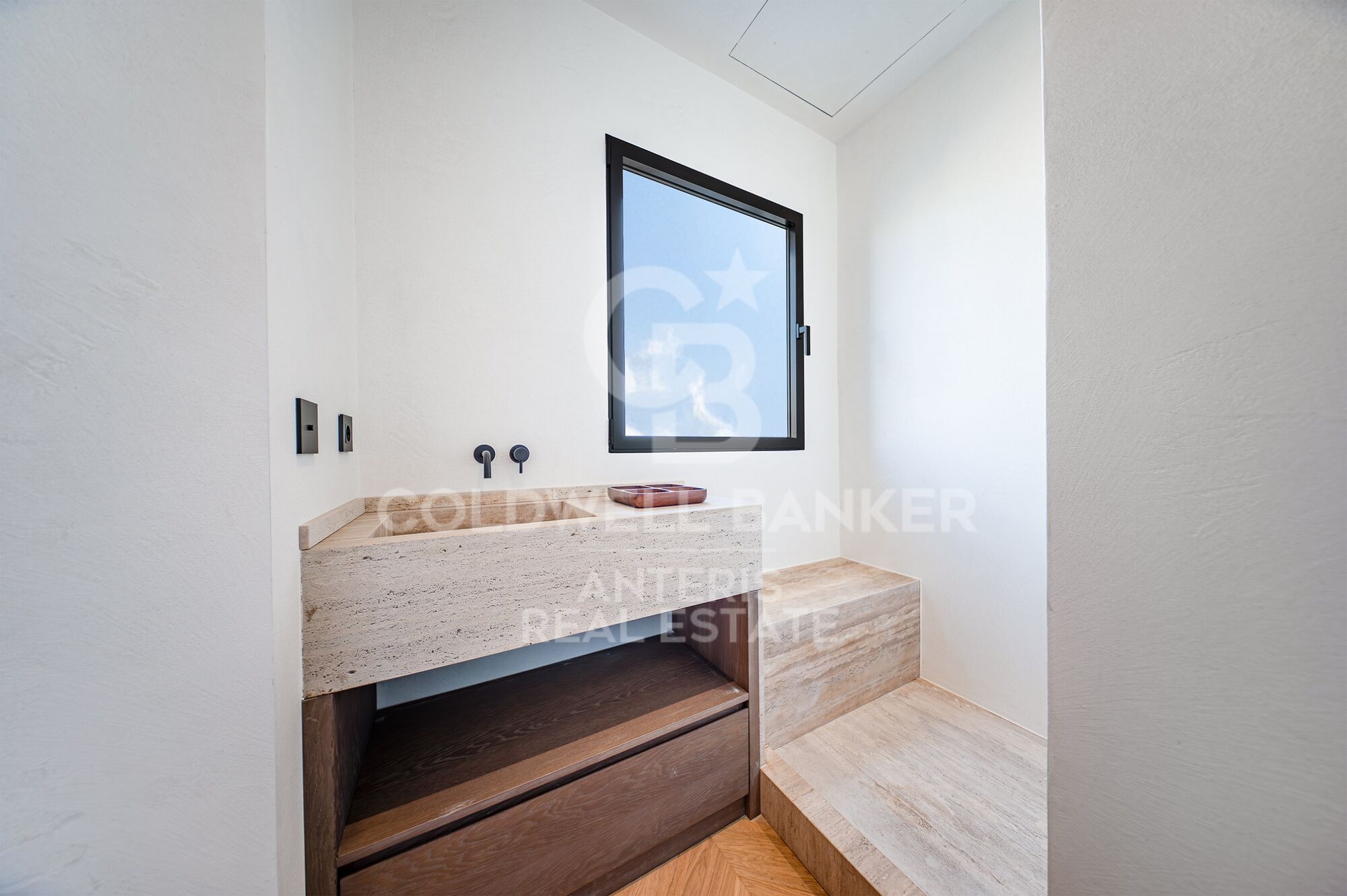 Bright renovated penthouse with terrace and 4 en-suite bedrooms