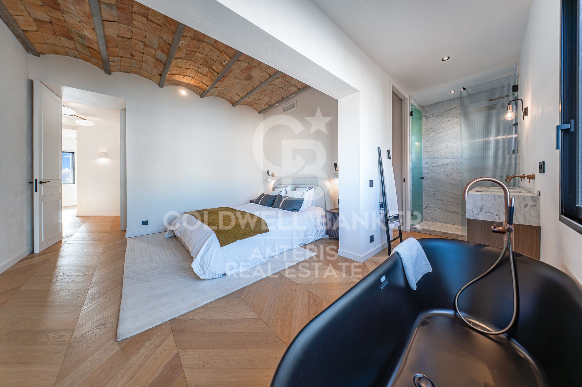Bright renovated penthouse with terrace and 4 en-suite bedrooms