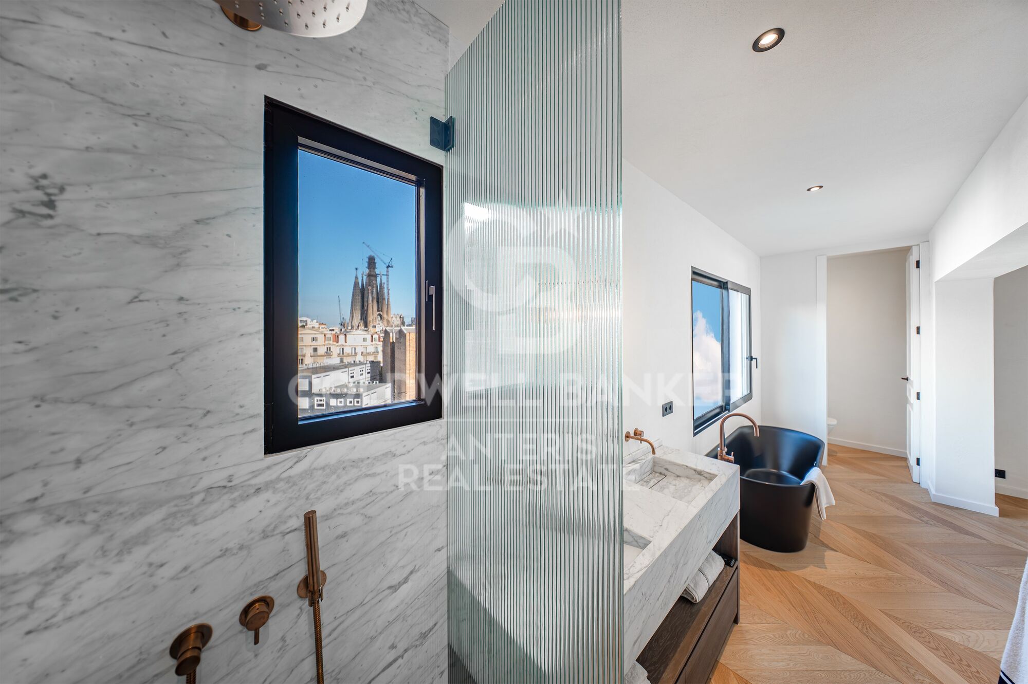 Bright renovated penthouse with terrace and 4 en-suite bedrooms