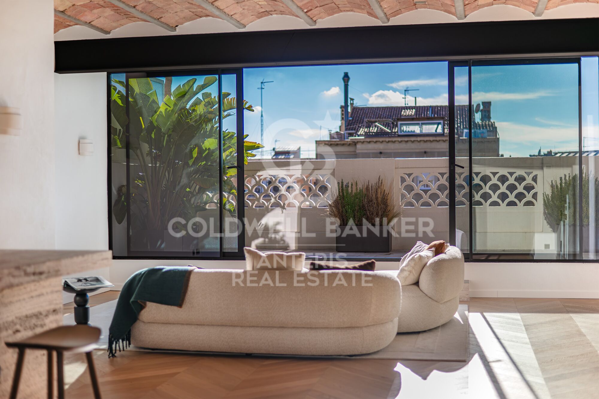 Bright renovated penthouse with terrace and 4 en-suite bedrooms