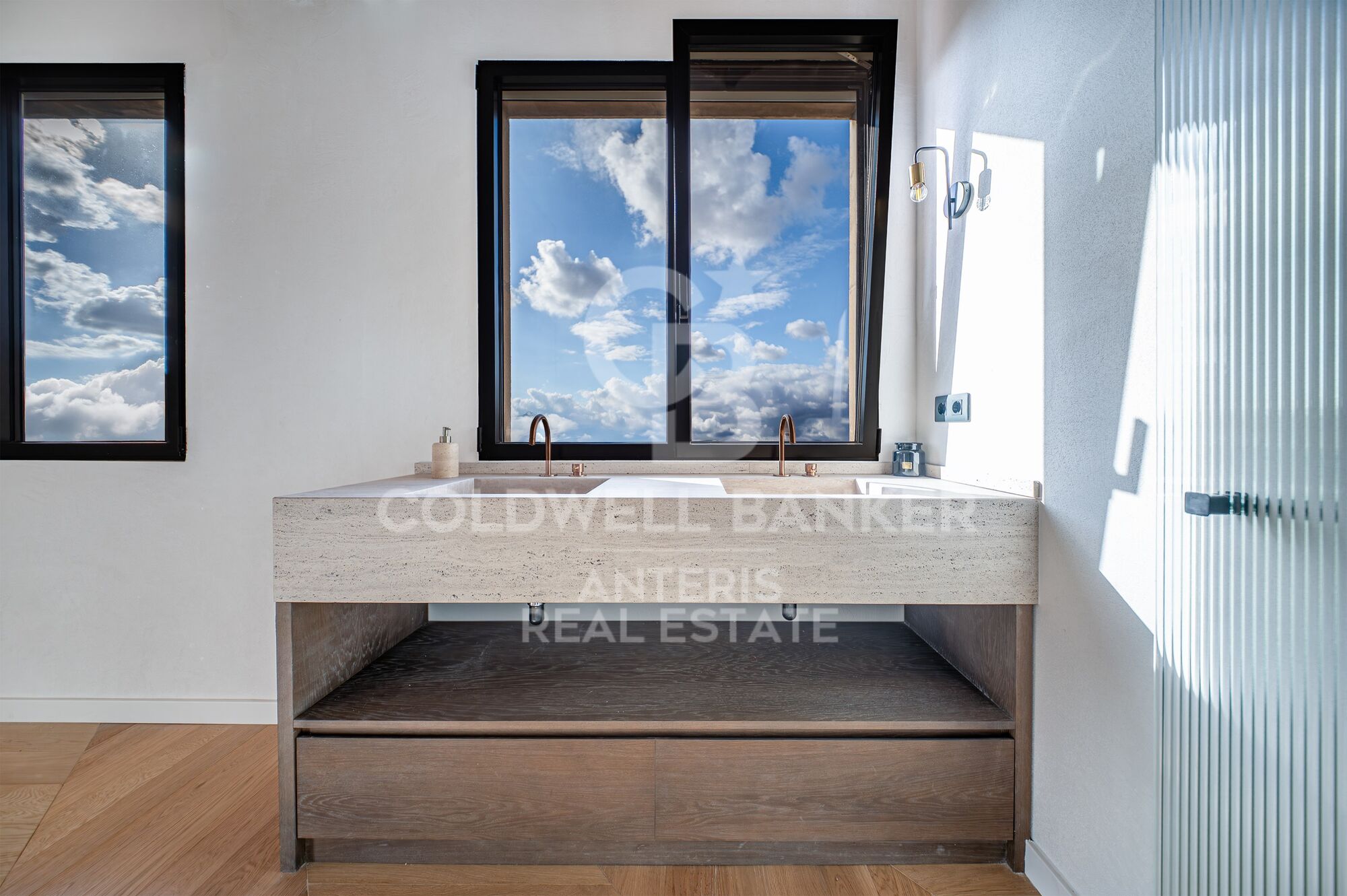 Bright renovated penthouse with terrace and 4 en-suite bedrooms