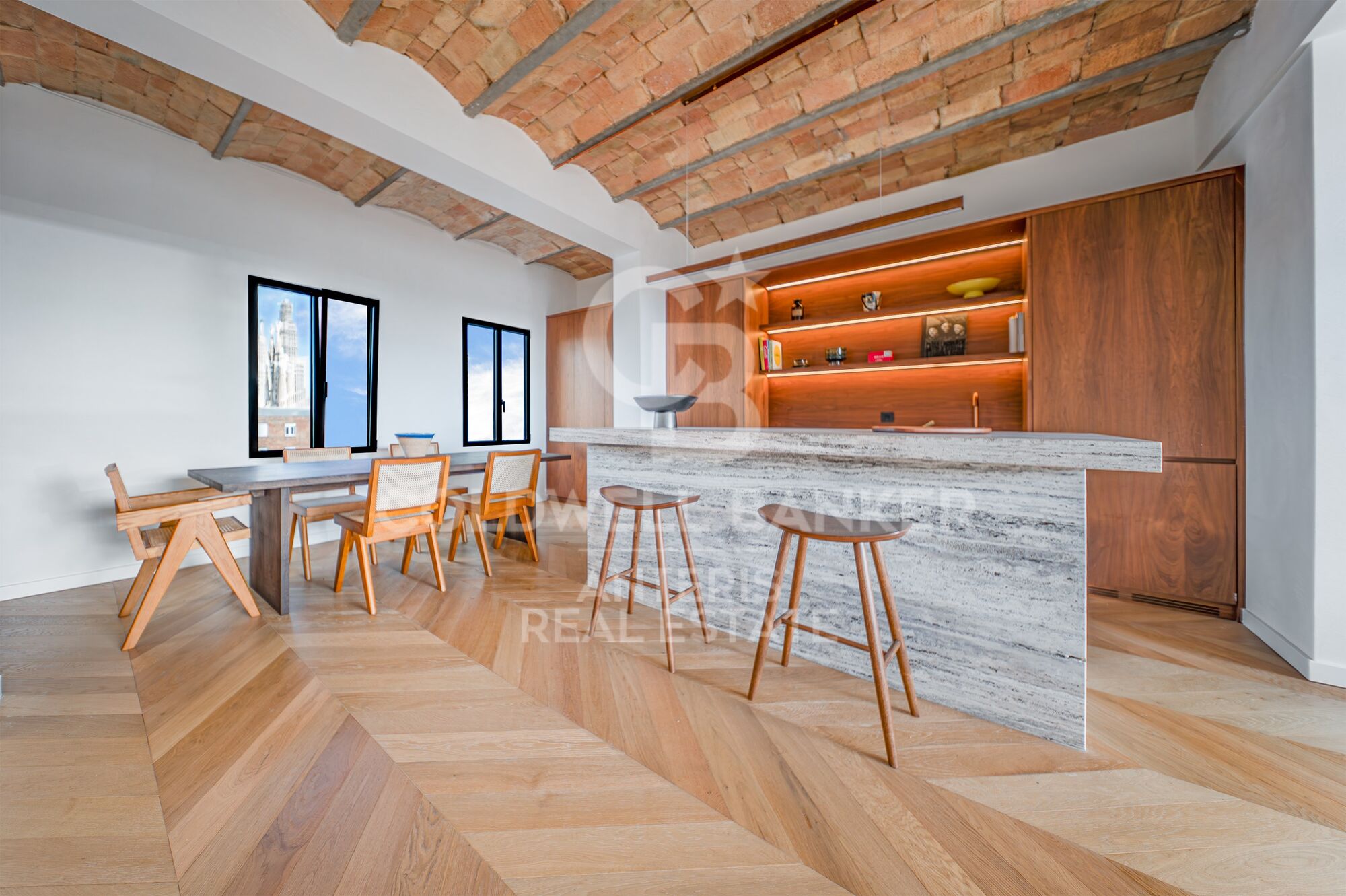 Bright renovated penthouse with terrace and 4 en-suite bedrooms