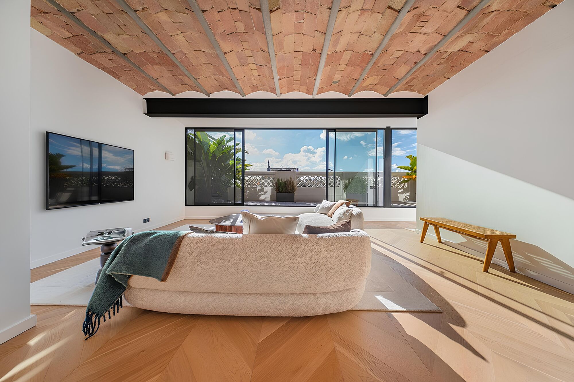 Bright renovated penthouse with terrace and 4 en-suite bedrooms
