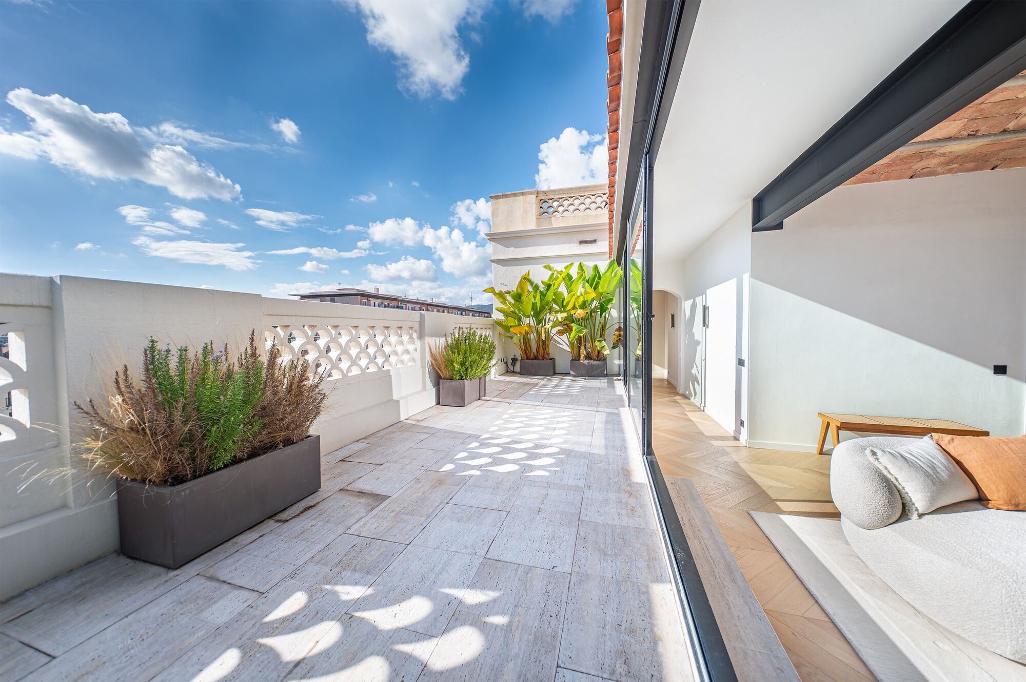 Bright renovated penthouse with terrace and 4 en-suite bedrooms