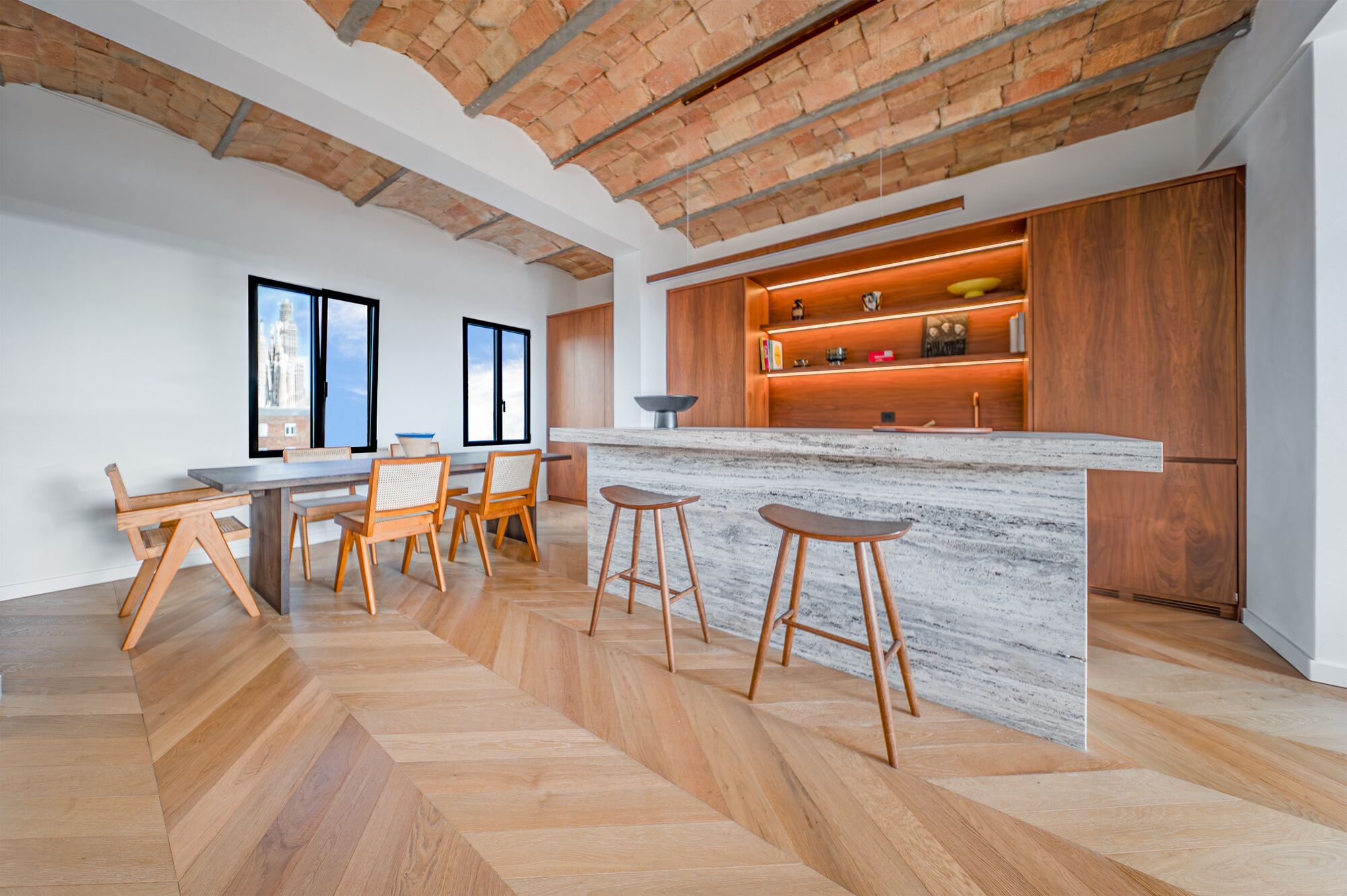Bright renovated penthouse with terrace and 4 en-suite bedrooms