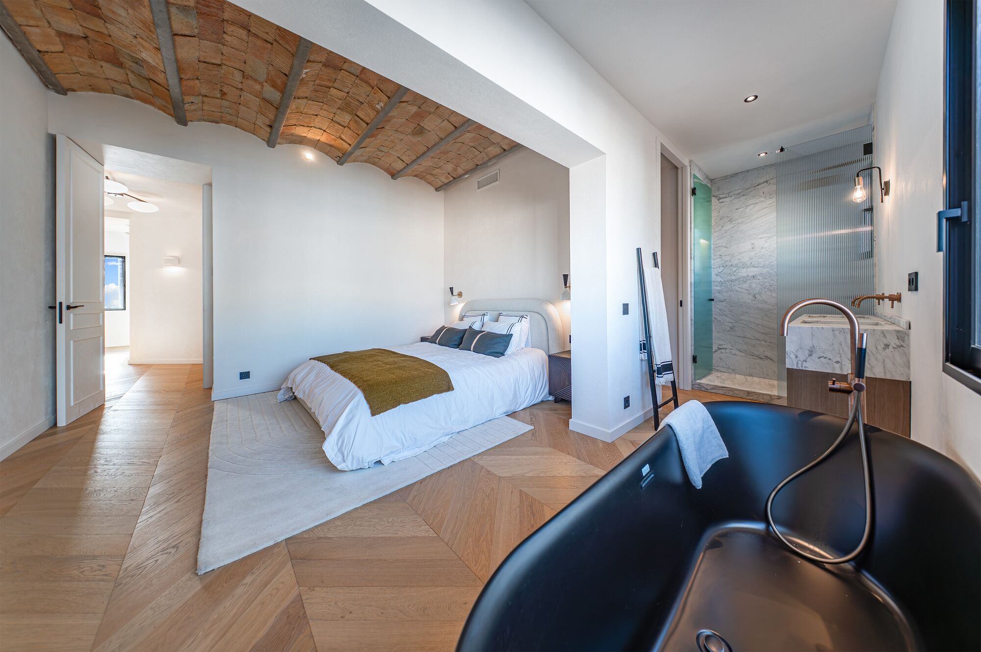 Bright renovated penthouse with terrace and 4 en-suite bedrooms