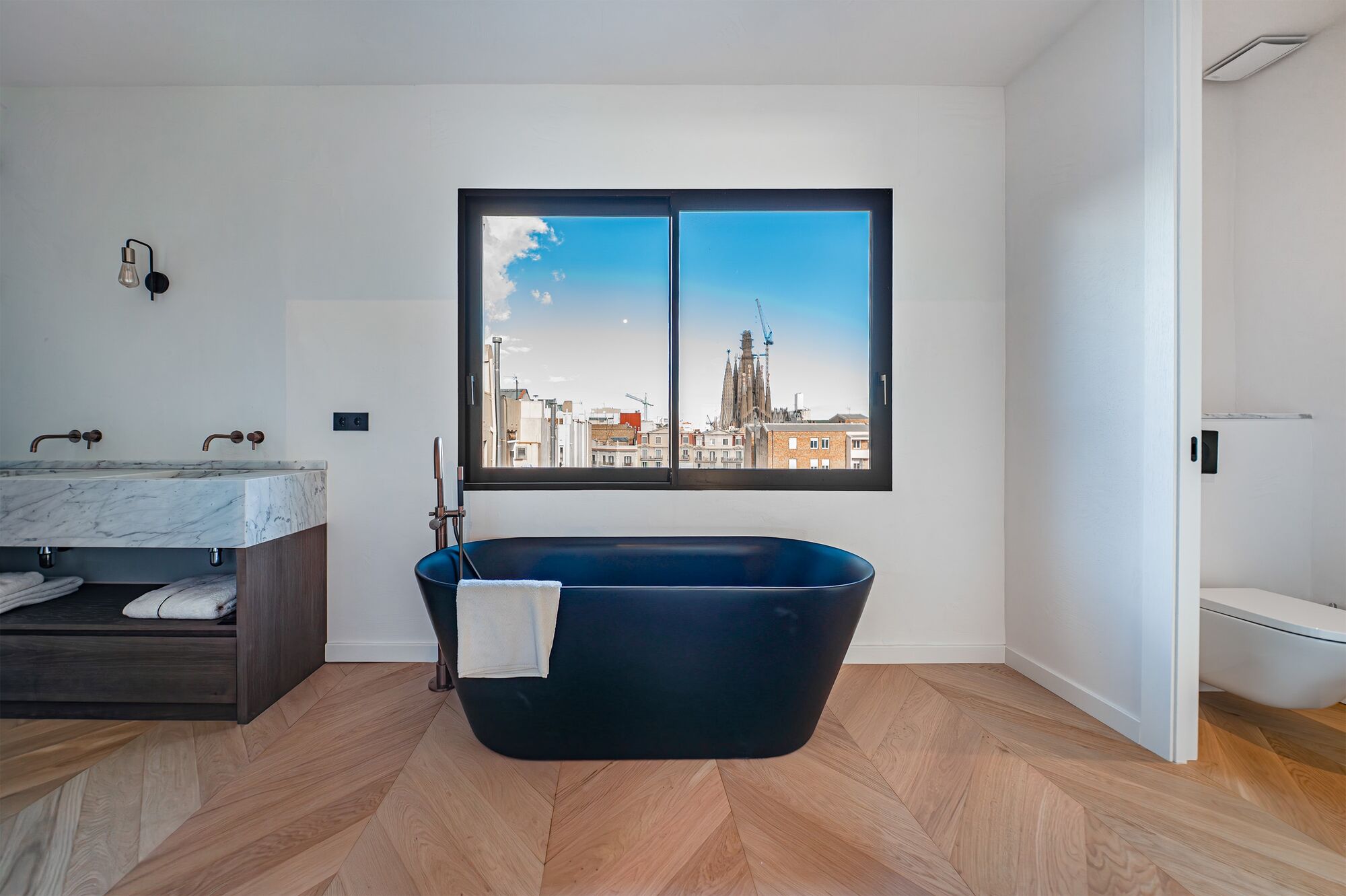 Bright renovated penthouse with terrace and 4 en-suite bedrooms