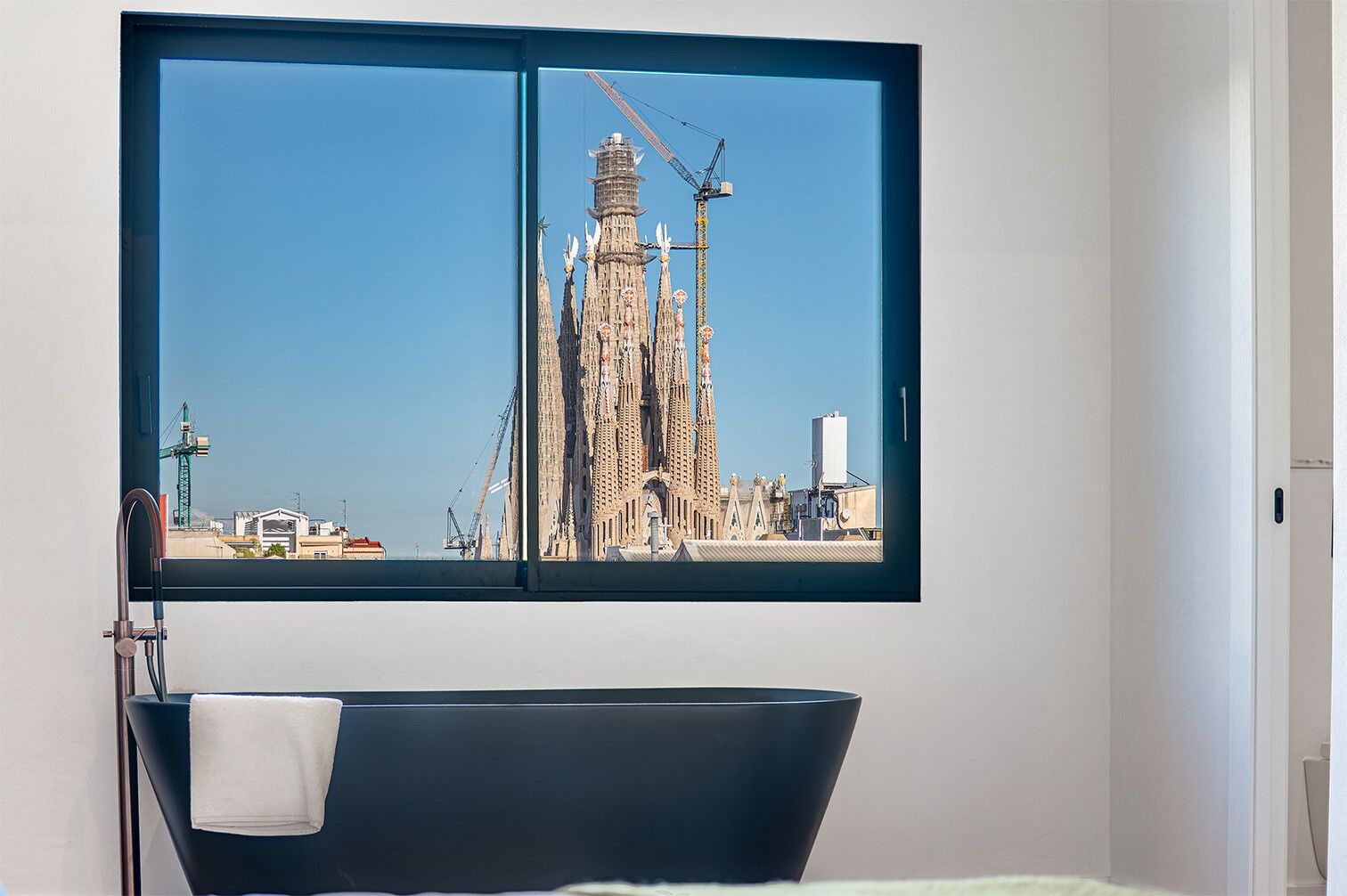 Bright renovated penthouse with terrace and 4 en-suite bedrooms