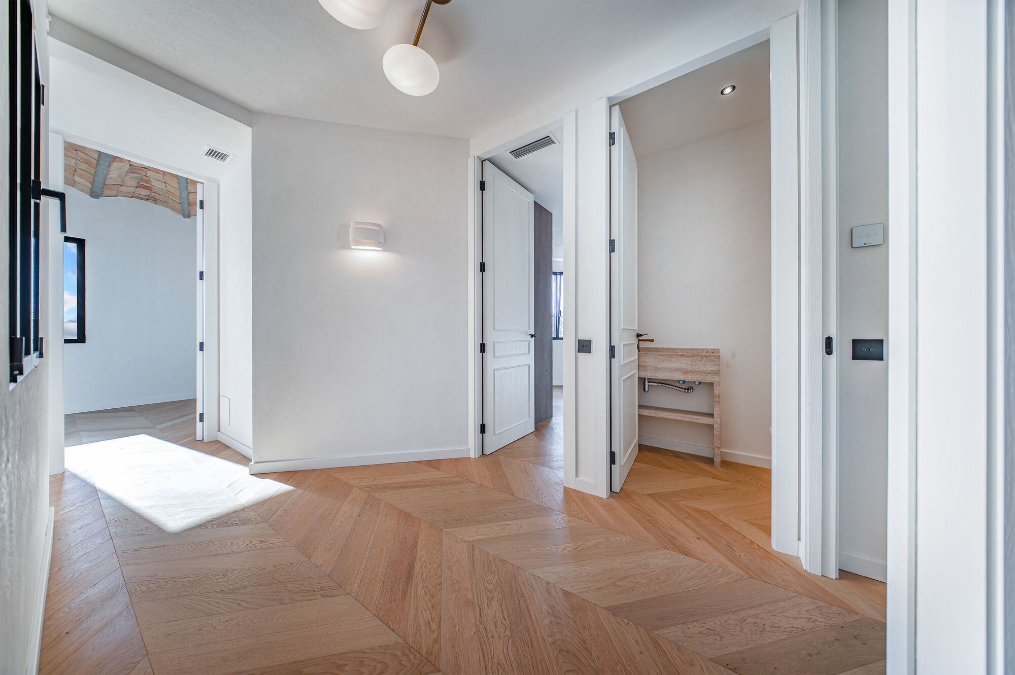 Bright renovated penthouse with terrace and 4 en-suite bedrooms