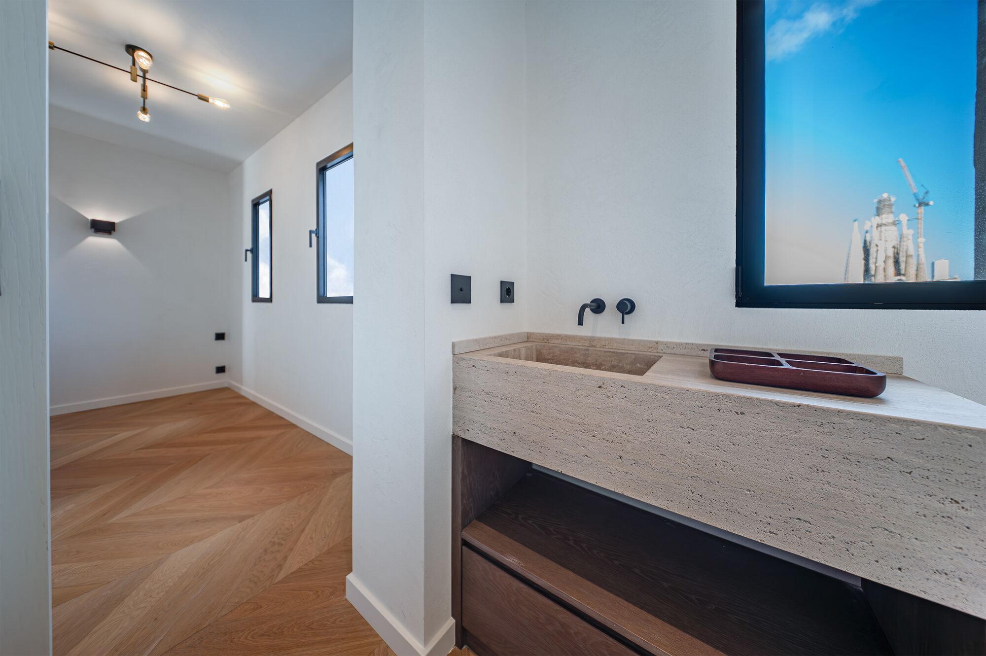 Bright renovated penthouse with terrace and 4 en-suite bedrooms