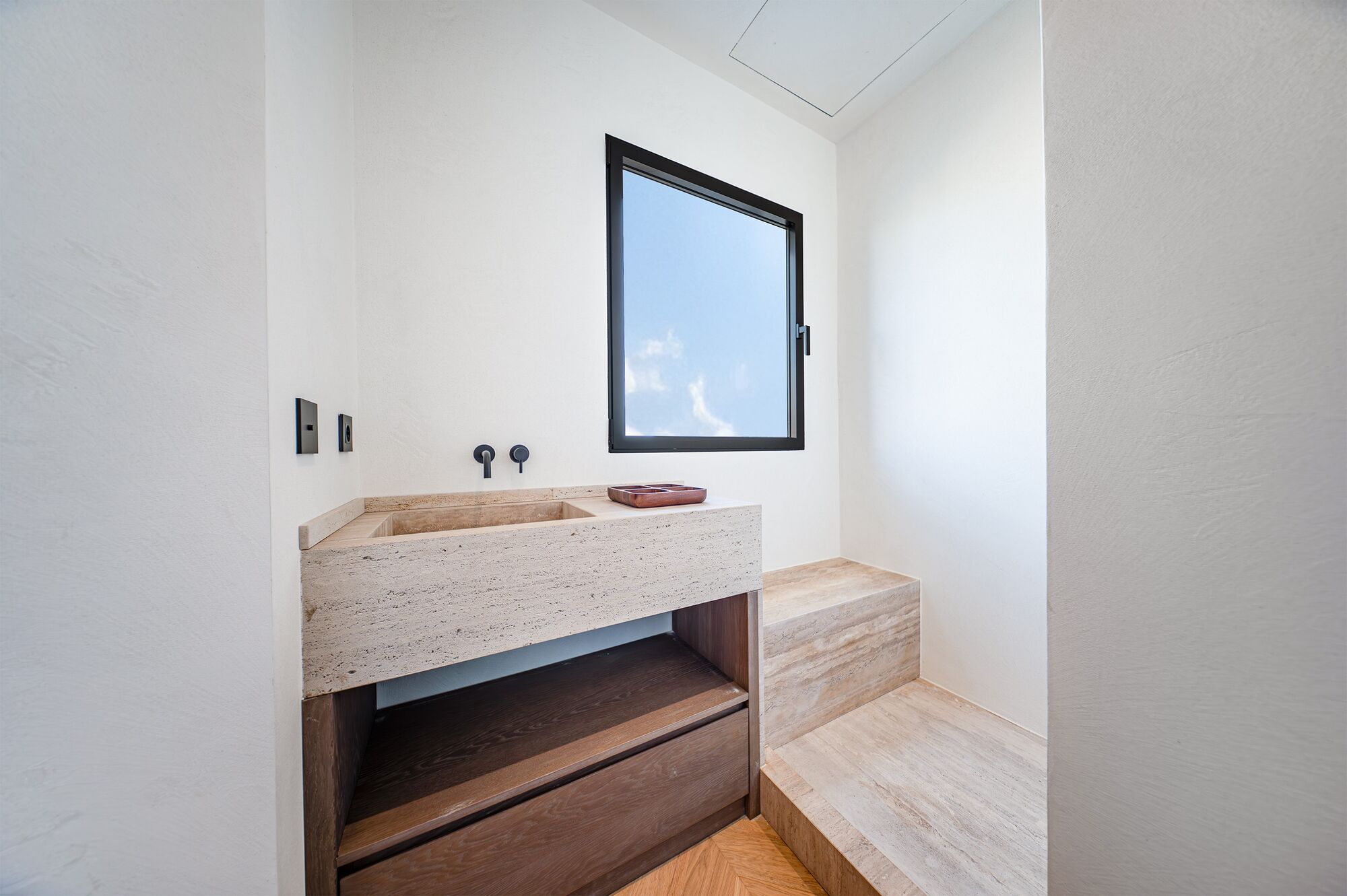 Bright renovated penthouse with terrace and 4 en-suite bedrooms